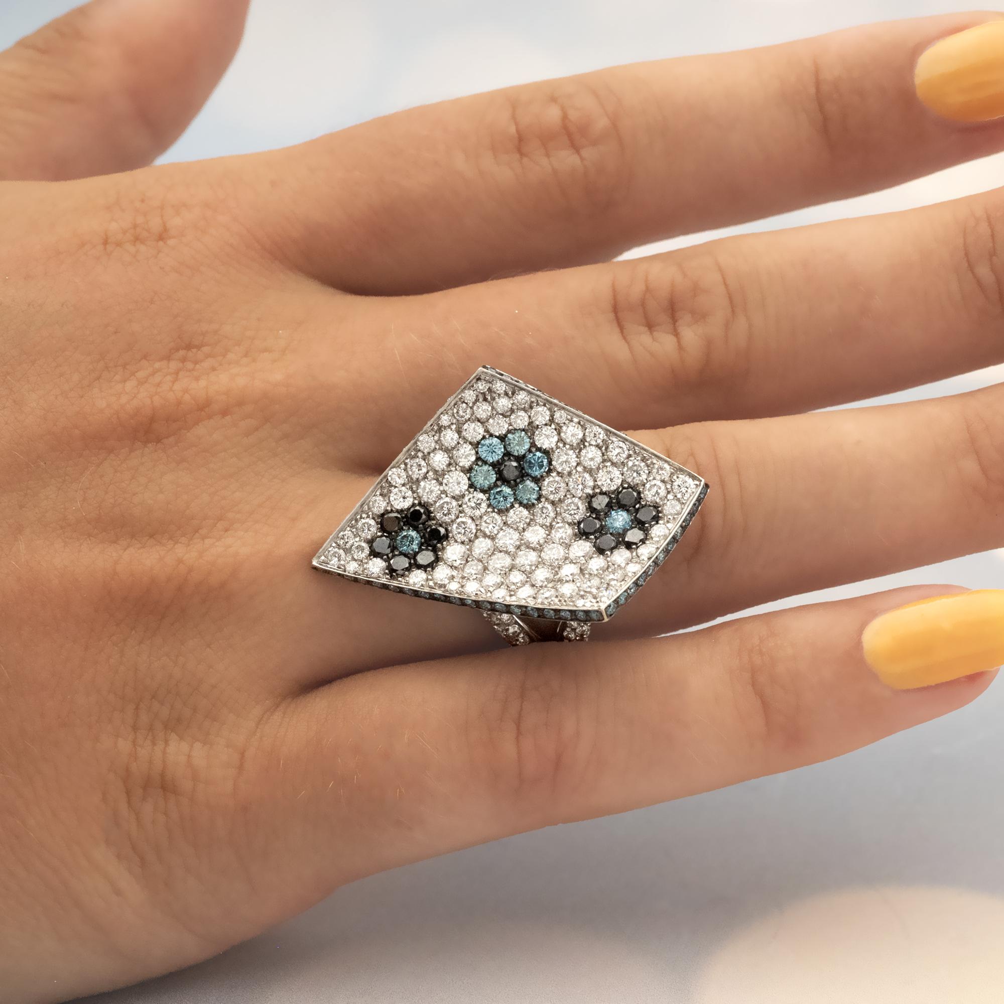 Anello Palmiero in oro con diamanti bianchi e blu in vendita 2