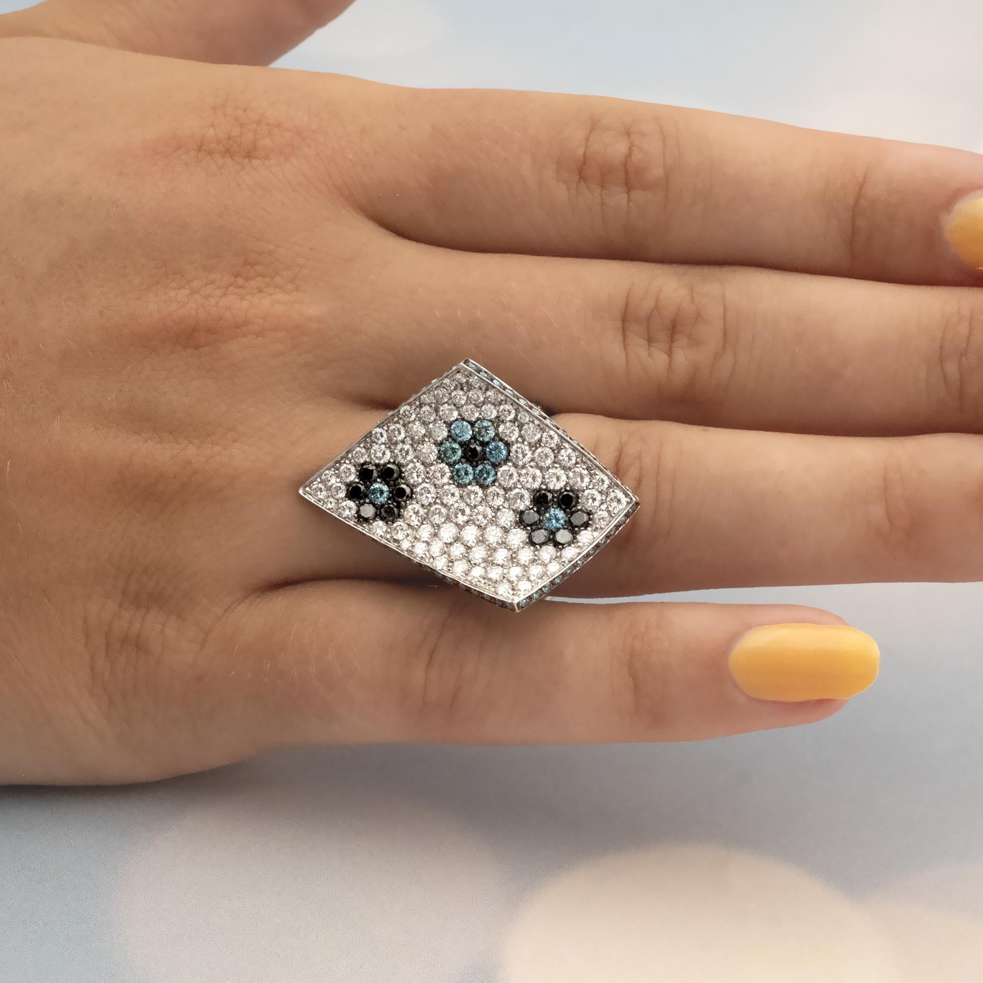 Anello Palmiero in oro con diamanti bianchi e blu in vendita 3