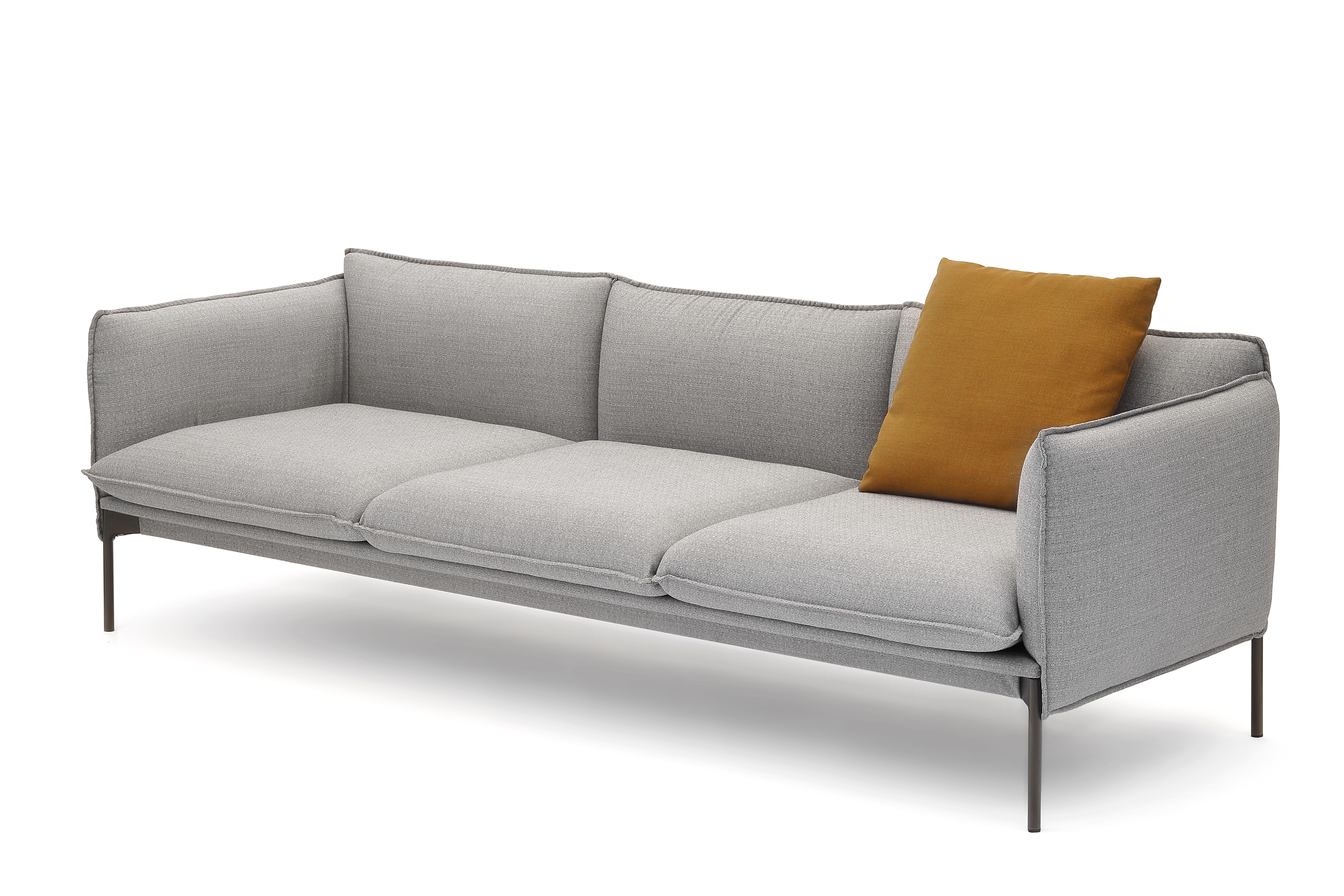 Palmspring Sofa von Anderssen & Voll
2020
MATERIALIEN: Struktur aus bronzefarben lackiertem Metall, Sitz und Rückenlehne aus Polyurethanschaum, gepolstert
stofflich
Abmessungen: 230 x 83 x 69 cm
 Sitzfläche: 40 cm

3-Sitzer-Sofa aus