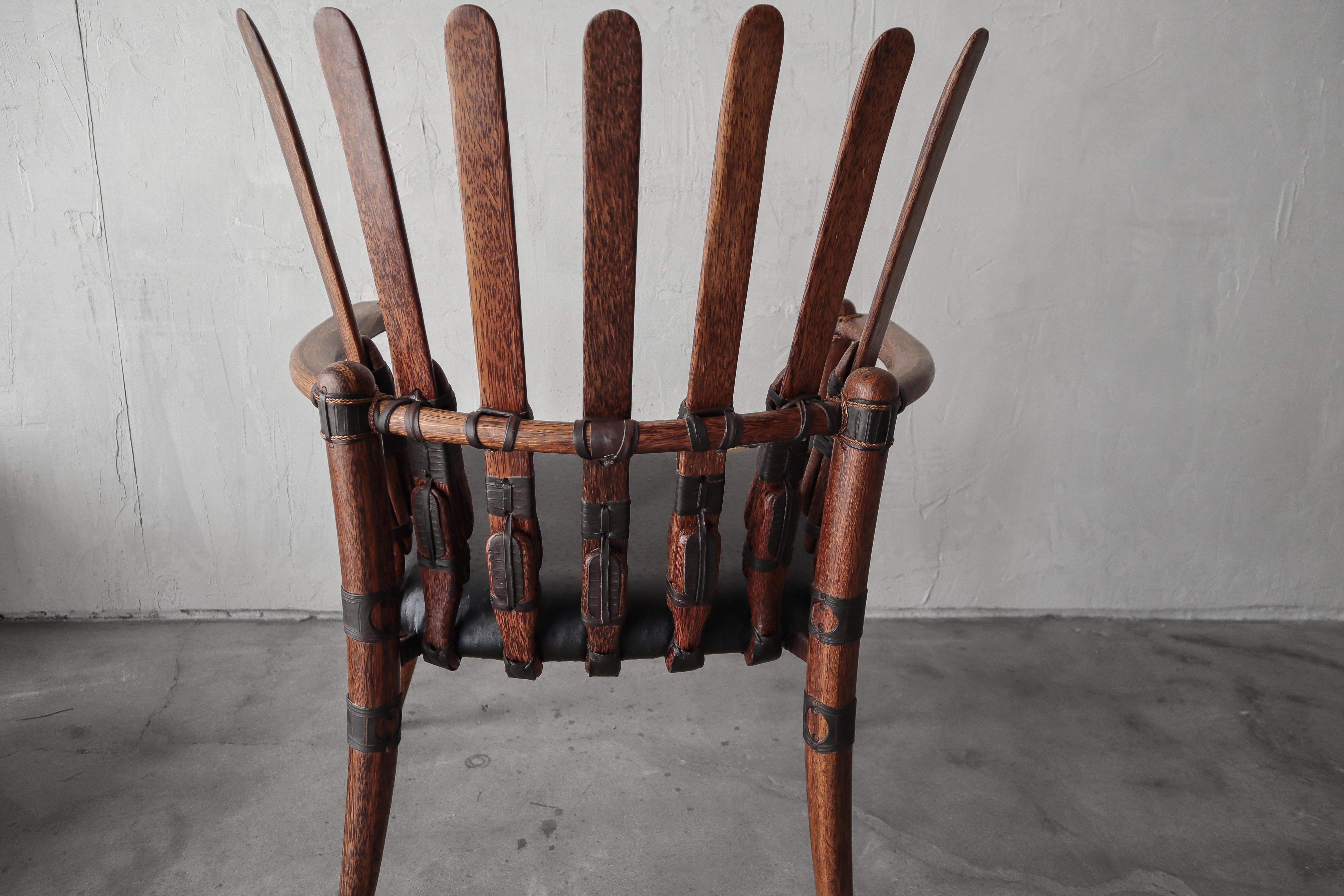 Cuir d'autruche Chaise en bois de palmier et cuir par Pacific Green