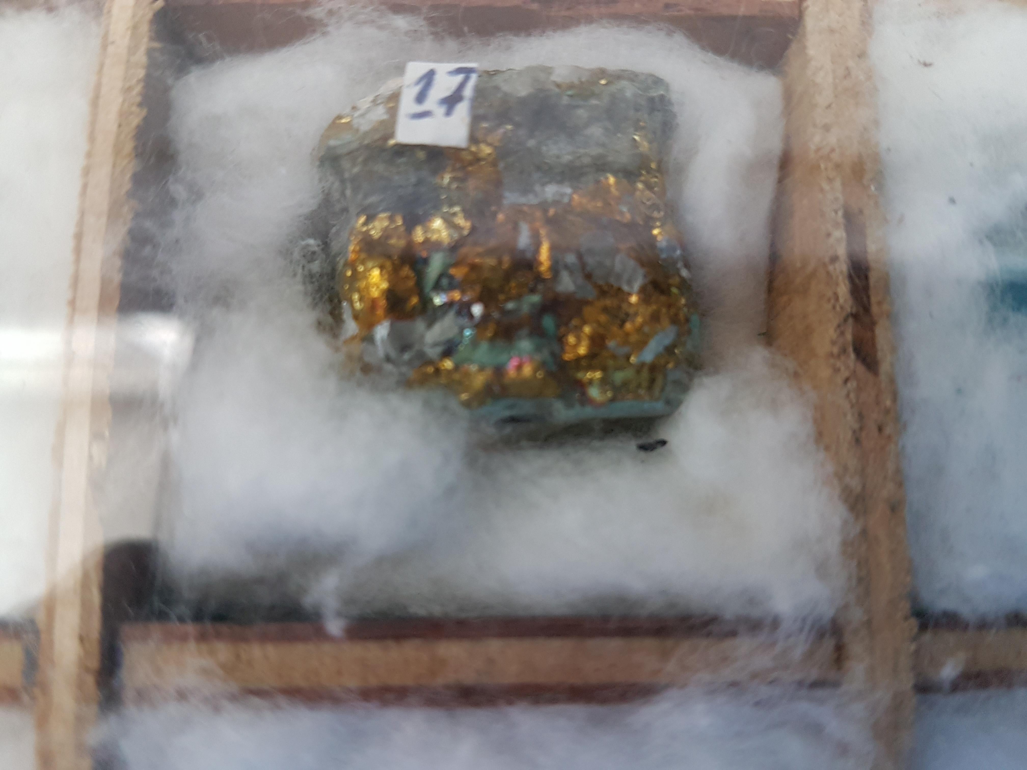Palmwood Book Box of 35 Mineral Specimens from Democratic Republic of Congo In Good Condition For Sale In Bodicote, Oxfordshire
