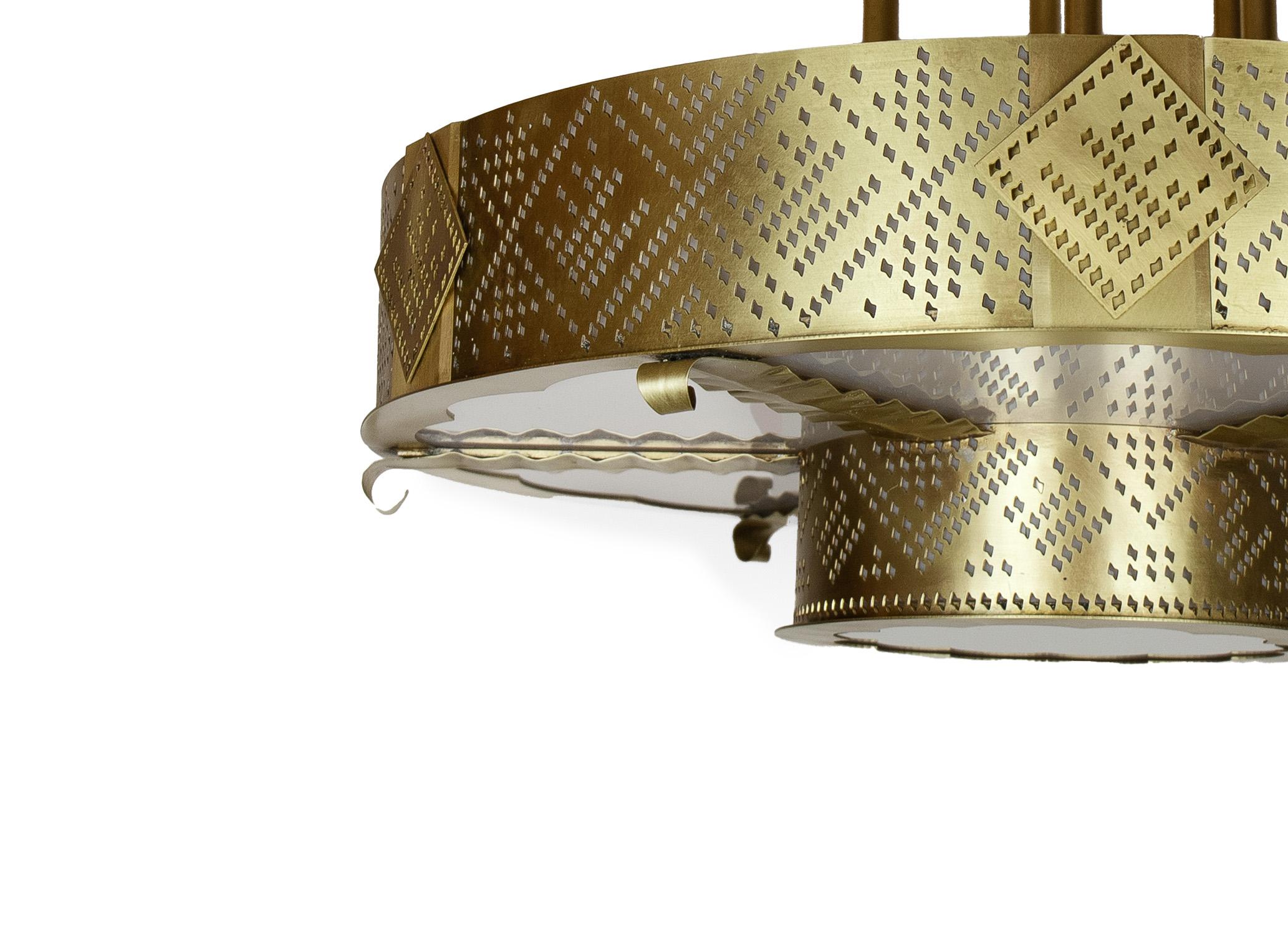 Ispirata agli scialli da preghiera egiziani, la plafoniera Palmyra emette luce attraverso motivi stilizzati in stile Deco, realizzati in ottone con una tecnica di incisione. I motivi sono un omaggio al tessuto Tulle-bi-telli della provincia di Asyut