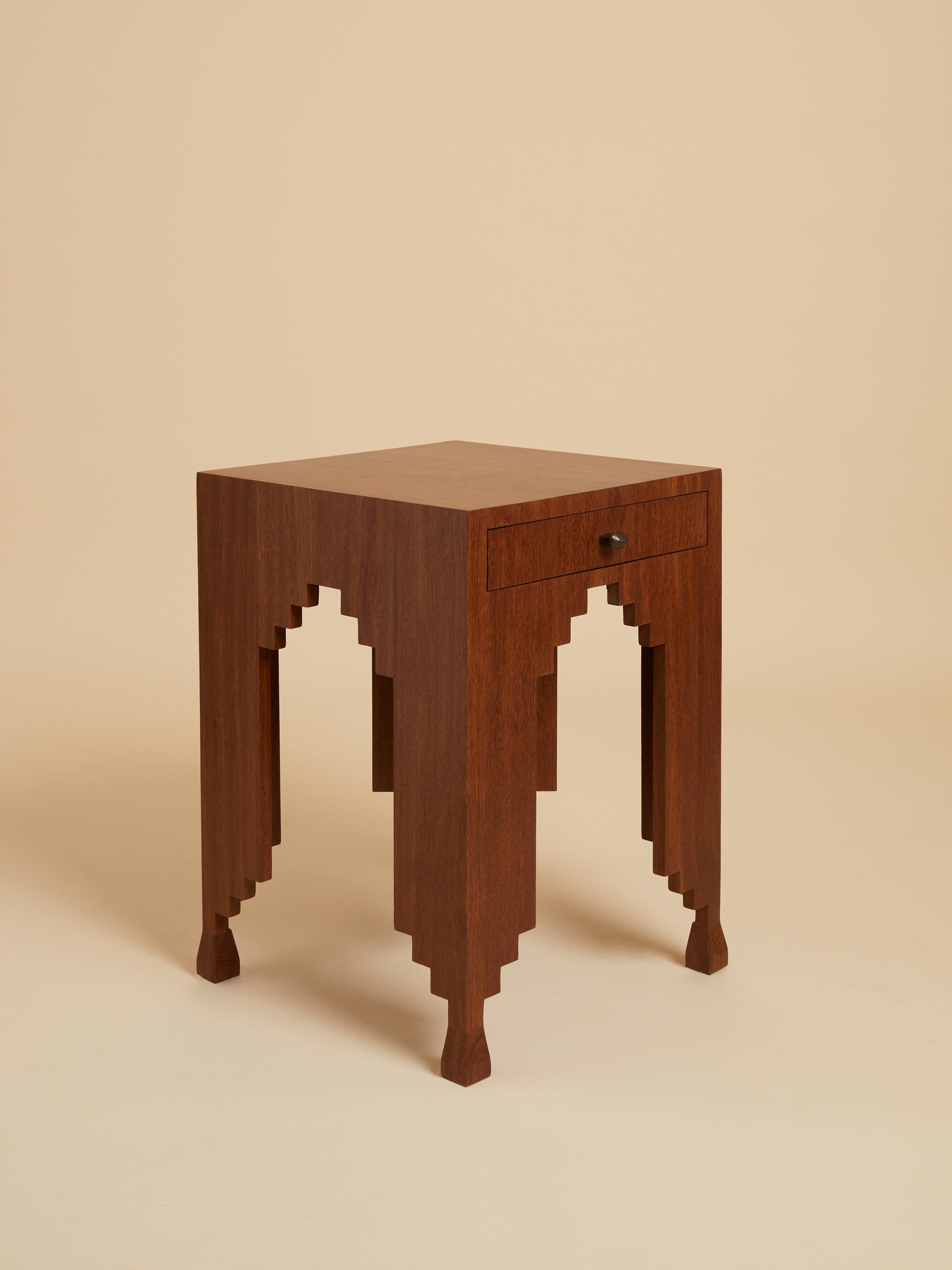 Table d'appoint Palmyre par EBUR
Dimensions : L 47 x P 47 x H 63 cm : L 47 x P 47 x H 63 cm.
MATERIAL : Sucupira, bronze.
Poids : 14 kg. 

La table d'appoint Palmyre en sucupira, avec ses formes déchiquetées, s'inspire de l'art et de l'artisanat du