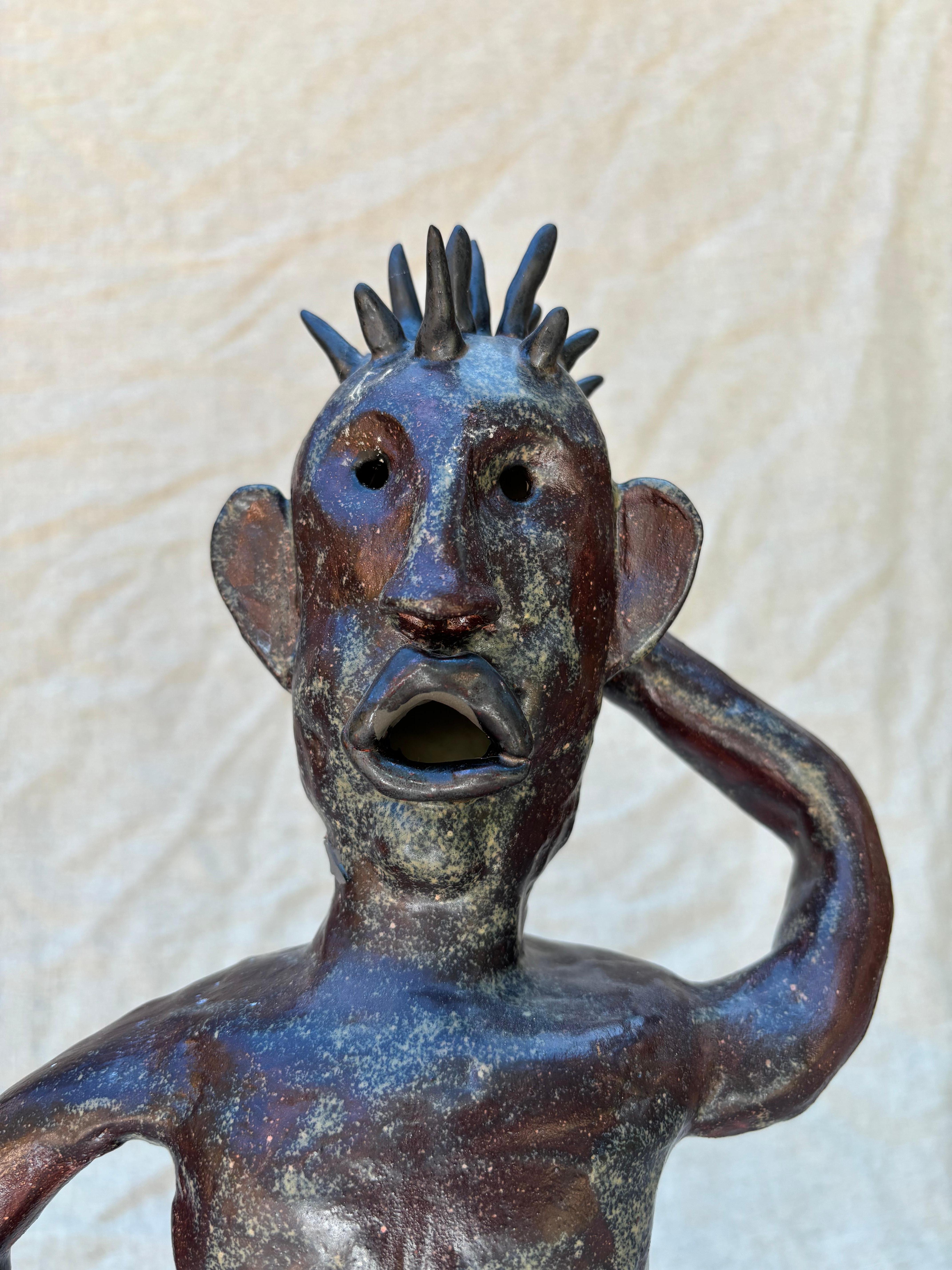 Apportez rituel et caractère à votre espace avec ce brûleur d'encens artisanal, conçu pour le palo santo, le copal ou les cônes d'encens. Sculptée dans de l'argile naturelle, cette figure expressive libère de la fumée par ses yeux et sa bouche,