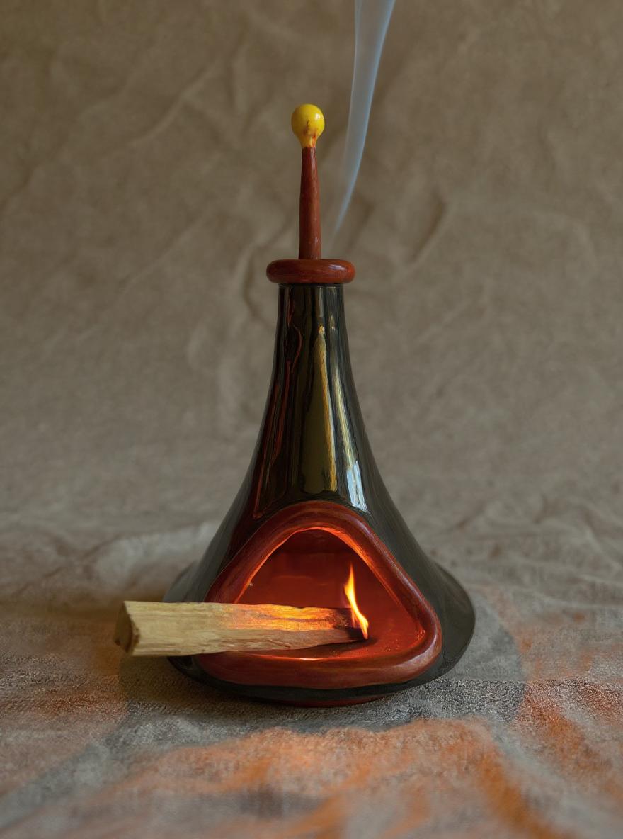 Dieser vollständig von Hand aus natürlichem Ton gefertigte Keramikbrenner ist für Palo-Santo-Stäbchen, Räucherstäbchen oder Ihre eigenen rituellen Elemente gedacht. Jedes Stück wird individuell geformt, wobei organische Unvollkommenheiten