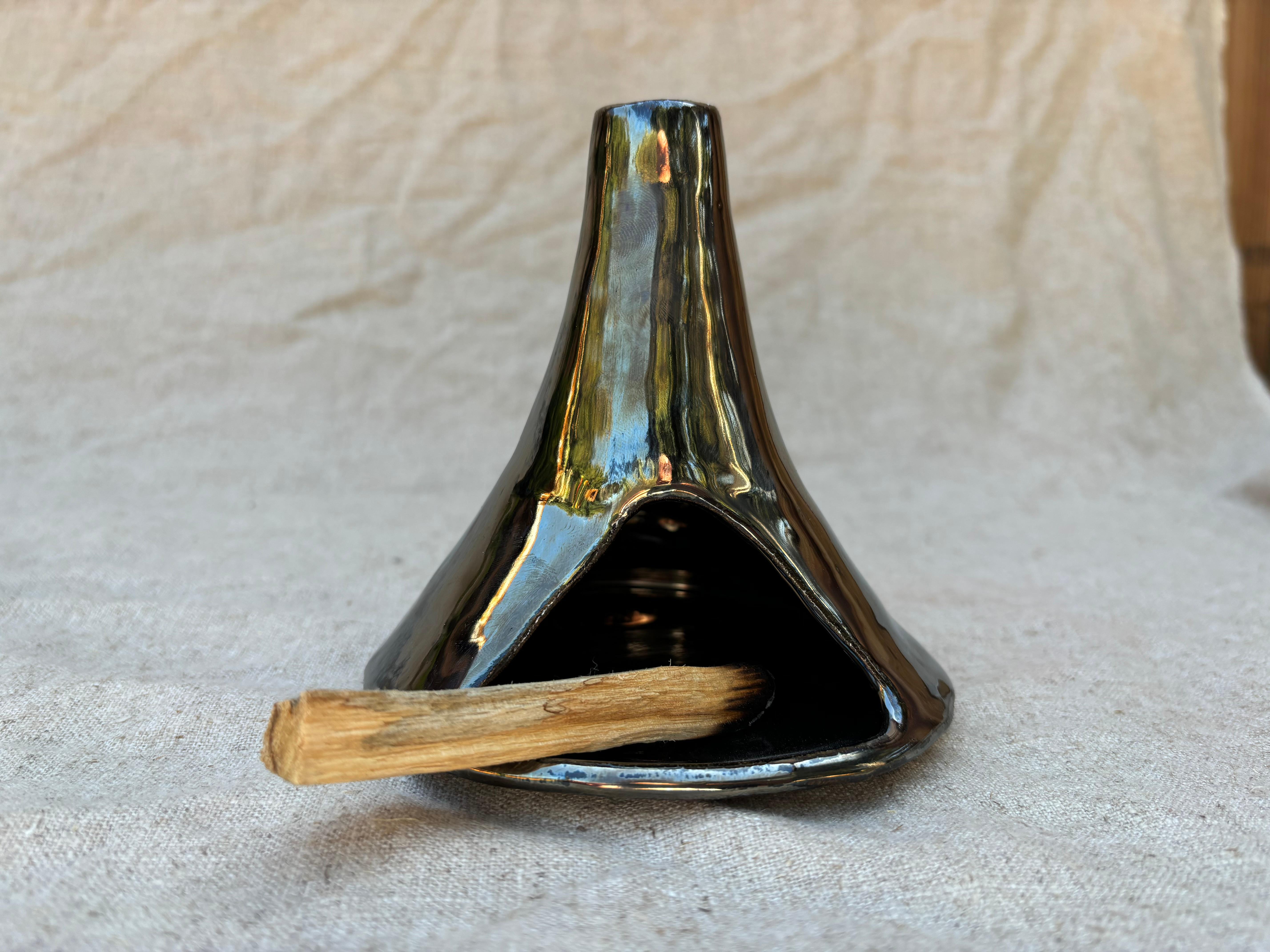 Dieser vollständig von Hand aus natürlichem Ton gefertigte Keramikbrenner ist für Palo-Santo-Stäbchen, Räucherstäbchen oder Ihre eigenen rituellen Elemente gedacht. Jedes Stück wird individuell geformt, wobei organische Unvollkommenheiten