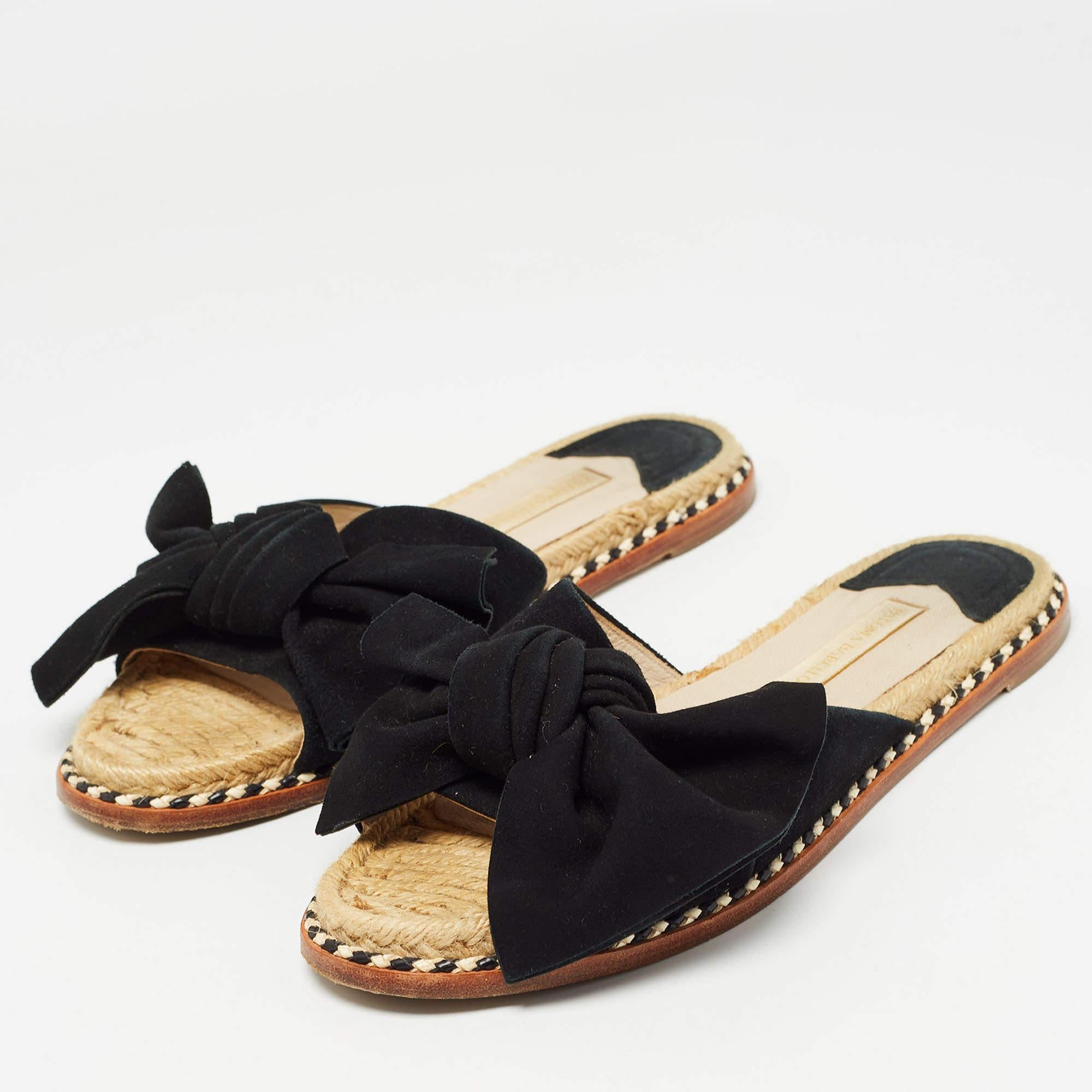 Ces diapositives bien faites de Paloma BarcelÃ³ sont le choix idéal pour une journée décontractée. Elles sont conçues avec des nœuds en daim noir sur l'empeigne et des détails en jute sur les semelles intérieures. Les jolies chaussures plates vous