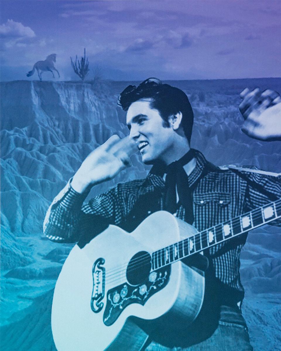 Paloma Castello Color Photograph – Elvis Presley, Tatacoa-Wüste. Porträt. Digitale Collage-Farbfotografie