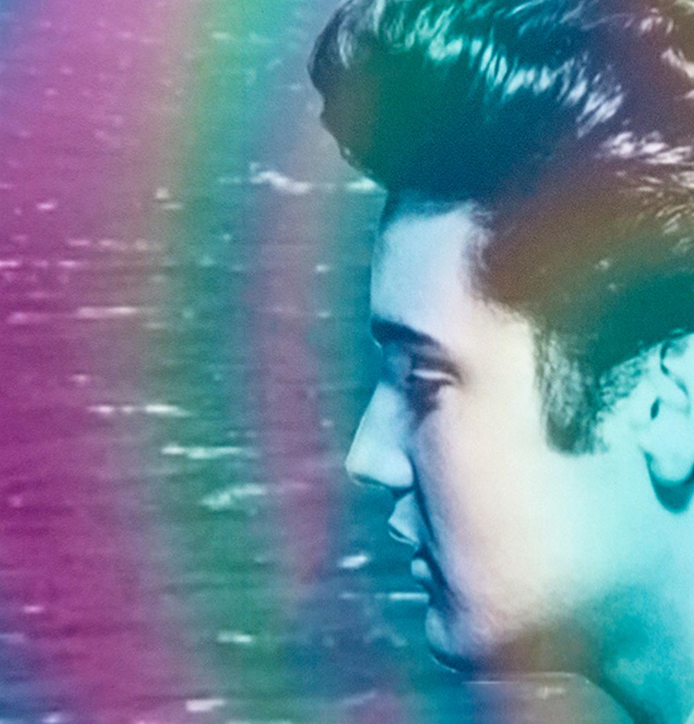 Elvis Presley,  Das Meer. Porträt. Digitale Collage-Farbfotografie – Photograph von Paloma Castello