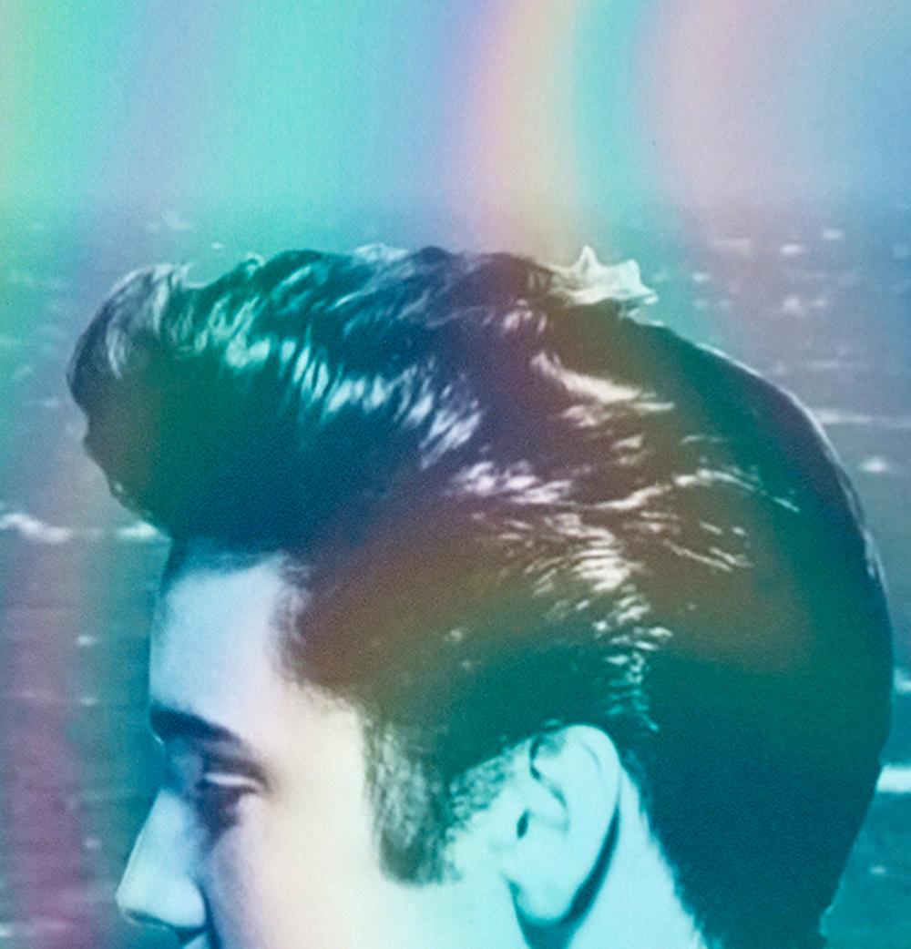 Elvis Presley,  Das Meer. Porträt. Digitale Collage-Farbfotografie (Blau), Portrait Photograph, von Paloma Castello