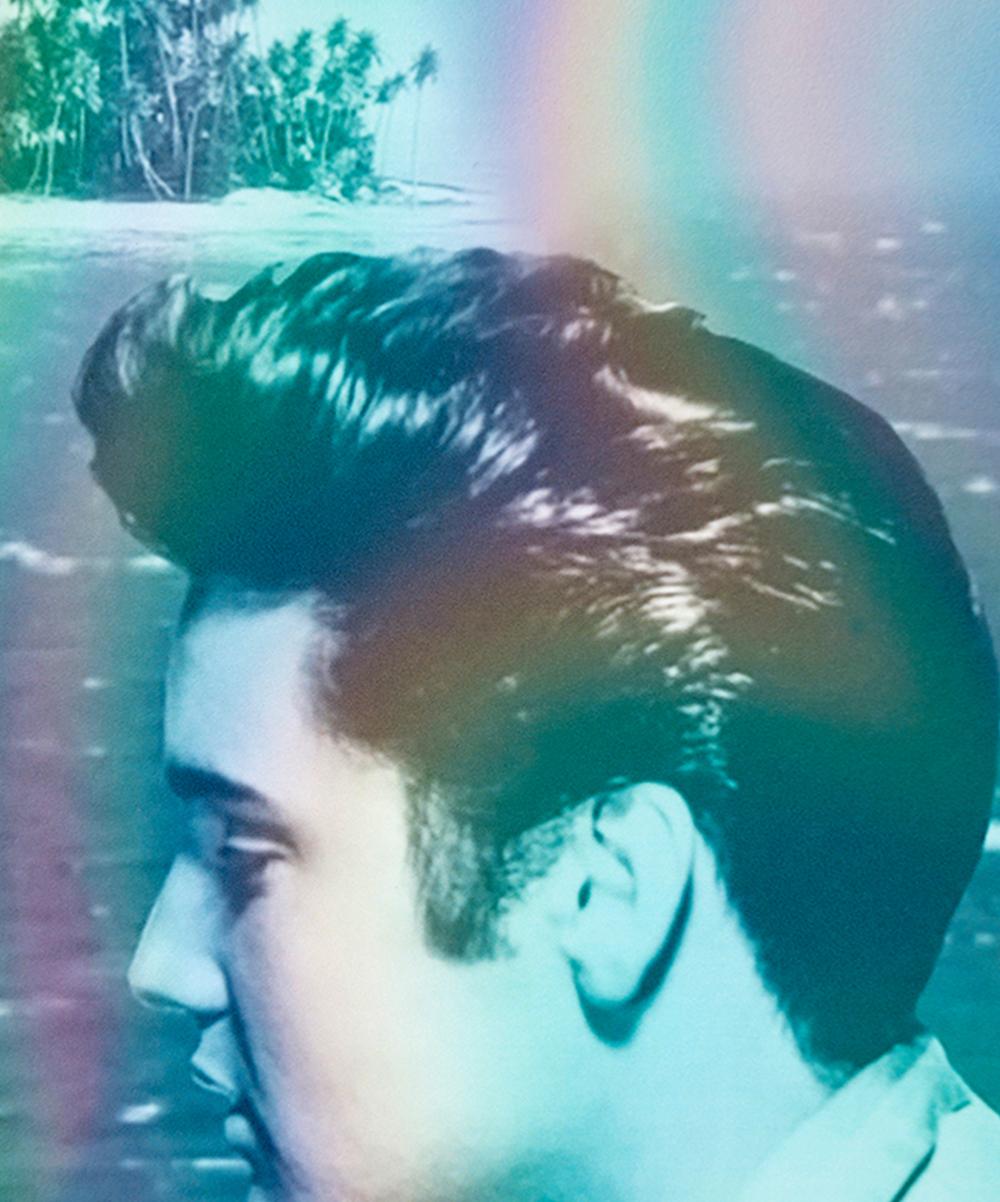 Elvis Presley, Tropical Island. Porträt. Digitale Collage-Farbfotografie (Zeitgenössisch), Photograph, von Paloma Castello