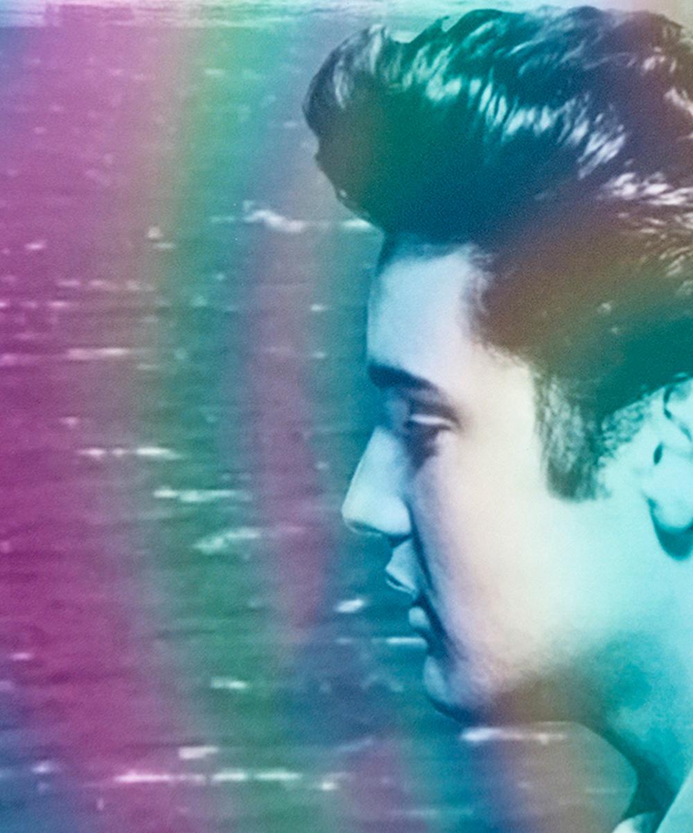 Elvis Presley, Tropical Island. Porträt. Digitale Collage-Farbfotografie (Blau), Portrait Photograph, von Paloma Castello