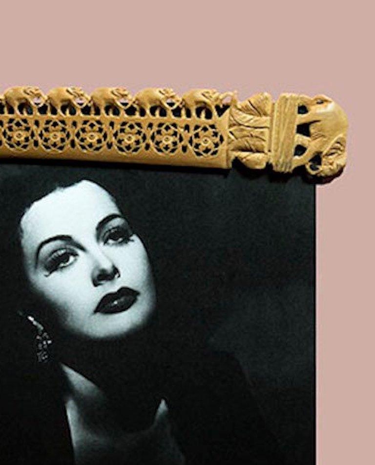 Hedy Lamarr par Paloma Castello
Photographies numériques sur papier nacré brillant
47,2 x 33 pouces 
Edition de 1/3 + 1A
Non encadré
2018
_______________________
Paloma Castello est née en 1988 à Bogotá, en Colombie. 
Paloma Casteloo utilise son