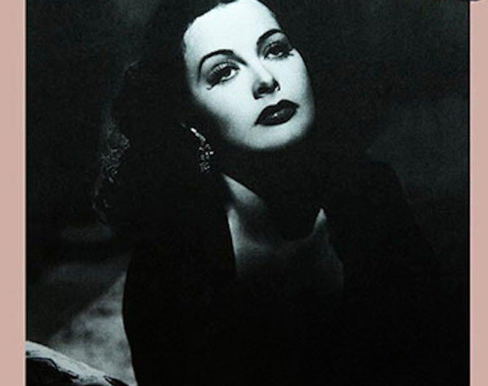 Portrait de Hedy Lamarr. La série Castelloland. Photographie numérique à collage de couleur en vente 1