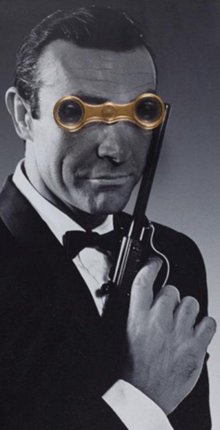 James Bond, Castelloland-Serie. Digitale Collage-Farbfotografie (Schwarz), Black and White Photograph, von Paloma Castello
