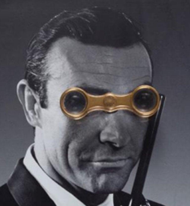James Bond, Castelloland-Serie. Digitale Collage-Farbfotografie (Zeitgenössisch), Photograph, von Paloma Castello