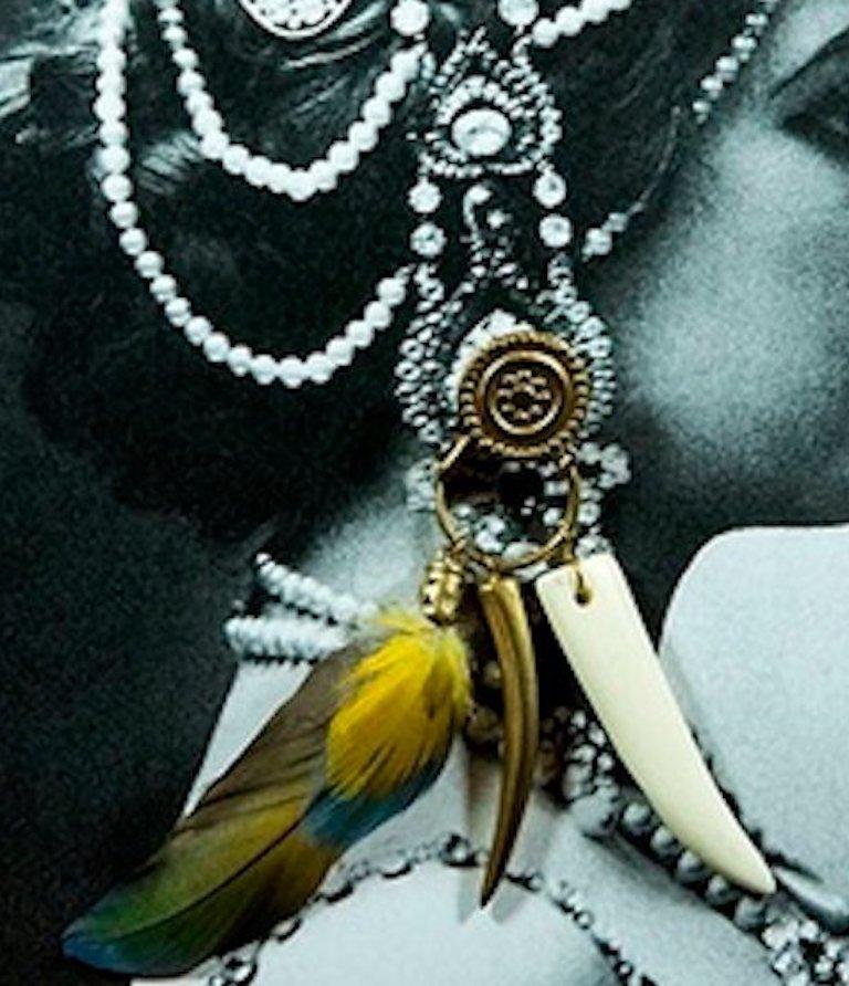 Mata Hari, Die Castelloland-Serie. Digitale Collage-Farbfotografie – Photograph von Paloma Castello