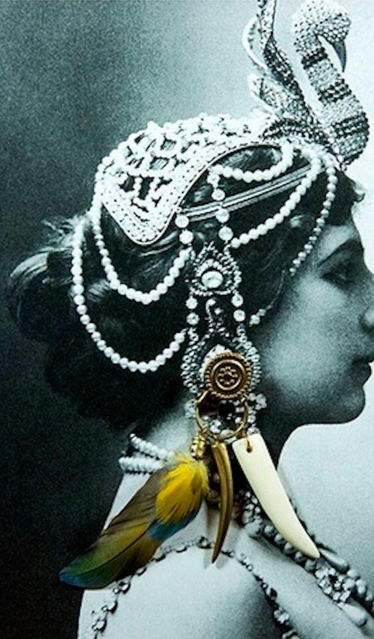 Mata Hari, Die Castelloland-Serie. Digitale Collage-Farbfotografie (Schwarz), Color Photograph, von Paloma Castello
