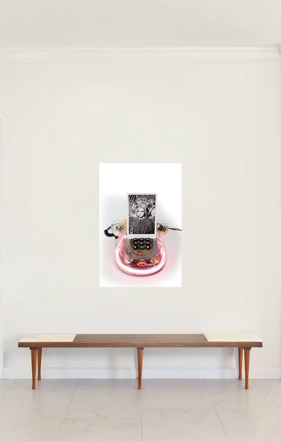 Neon Diva, Serie Castelloland, Digitale Collage-Farbfotografie (Zeitgenössisch), Photograph, von Paloma Castello