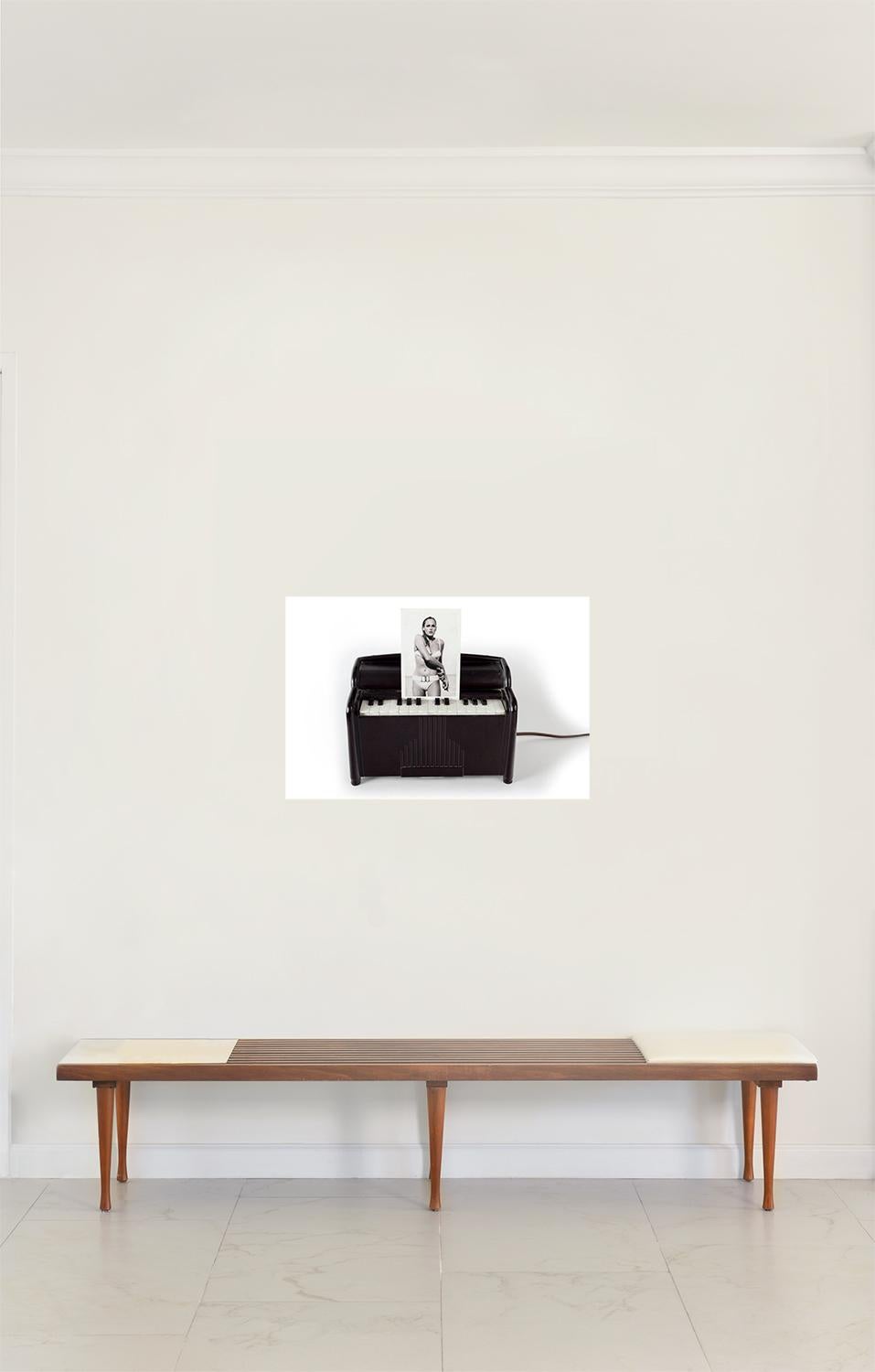 Klavier Ursula. Digitale Collage. Farbfotografie in limitierter Auflage (Grau), Portrait Photograph, von Paloma Castello