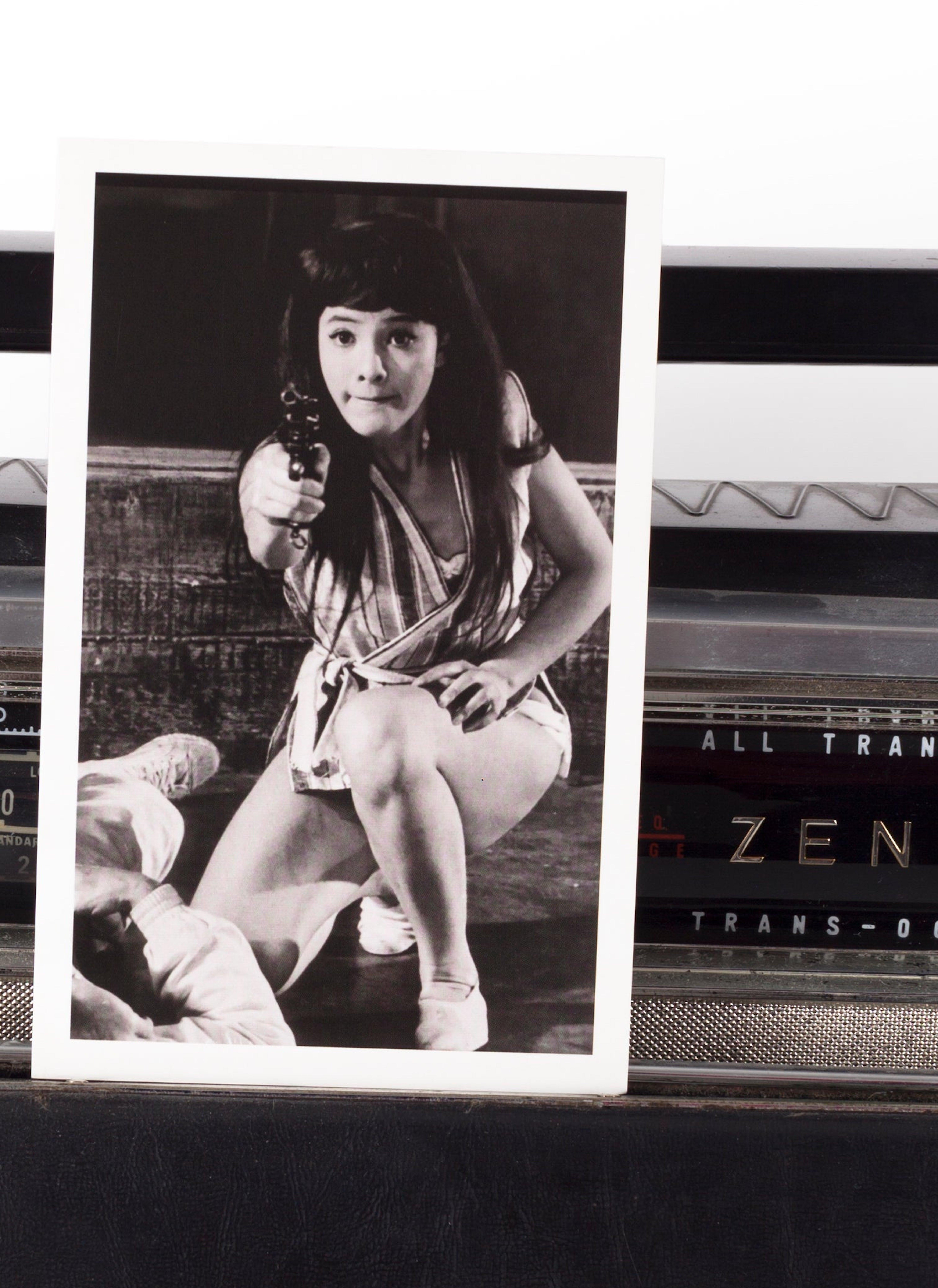 Radio Woman, la série Castelloland. Photographie numérique à collage de couleur - Noir Black and White Photograph par Paloma Castello