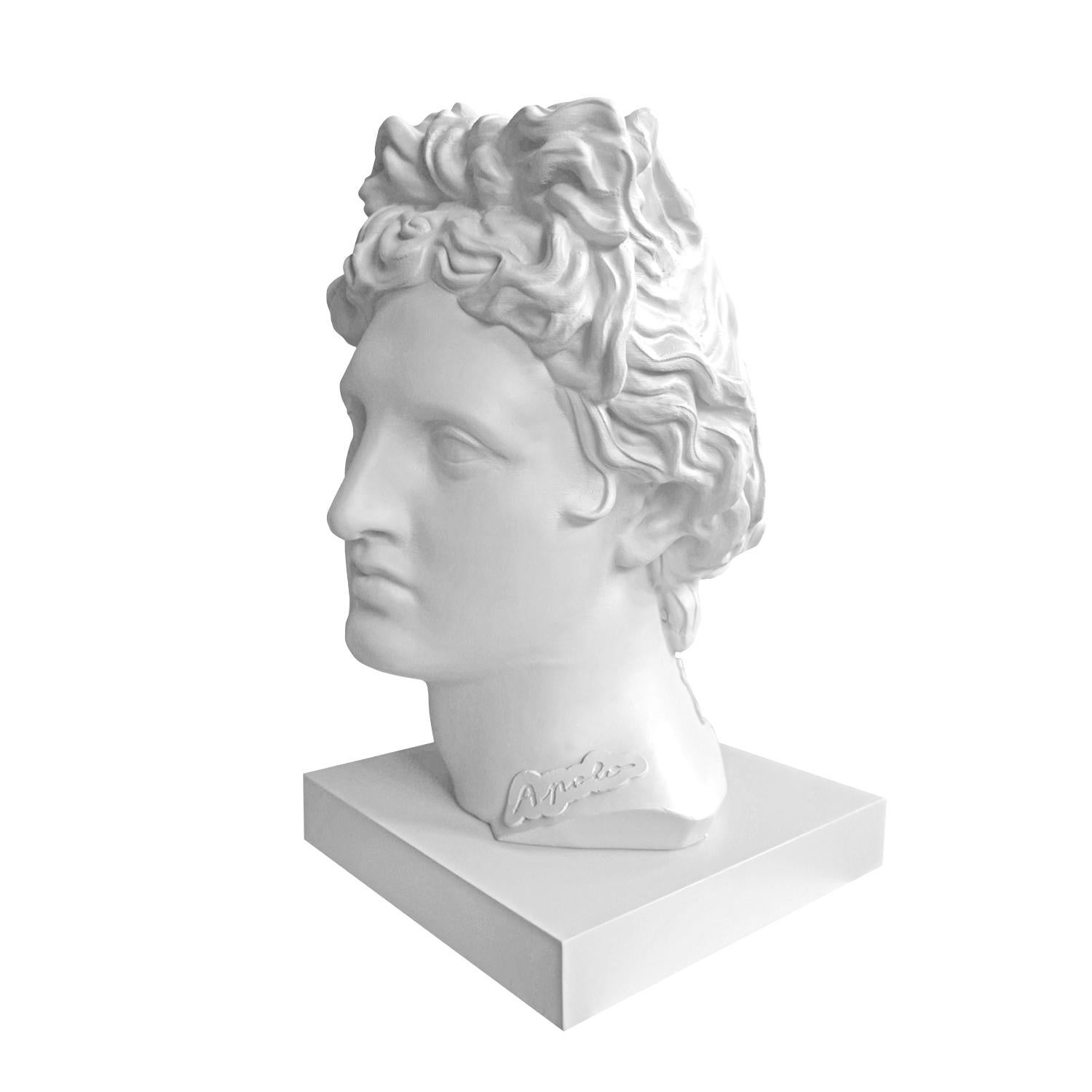 Dio della luce, della bellezza, delle arti e della profezia, Apollo incarna l'equilibrio e il potere. Questa serie reinterpreta la sua figura attraverso una lente contemporanea, dove il colore e l'estetica pop non contraddicono la sua origine