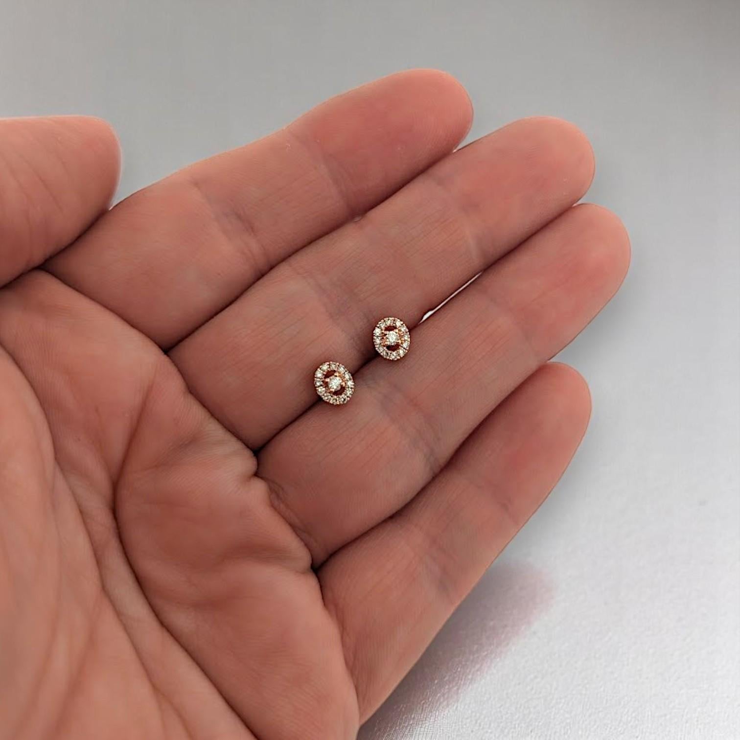 Les boucles d'oreilles Paloma incarnent la féminité gracieuse et l'élégance intemporelle. Elles sont délicatement réalisées en or rose 10 carats et ornées de diamants ronds naturels d'une valeur de 0,20 carat. Conçues pour les femmes qui apprécient
