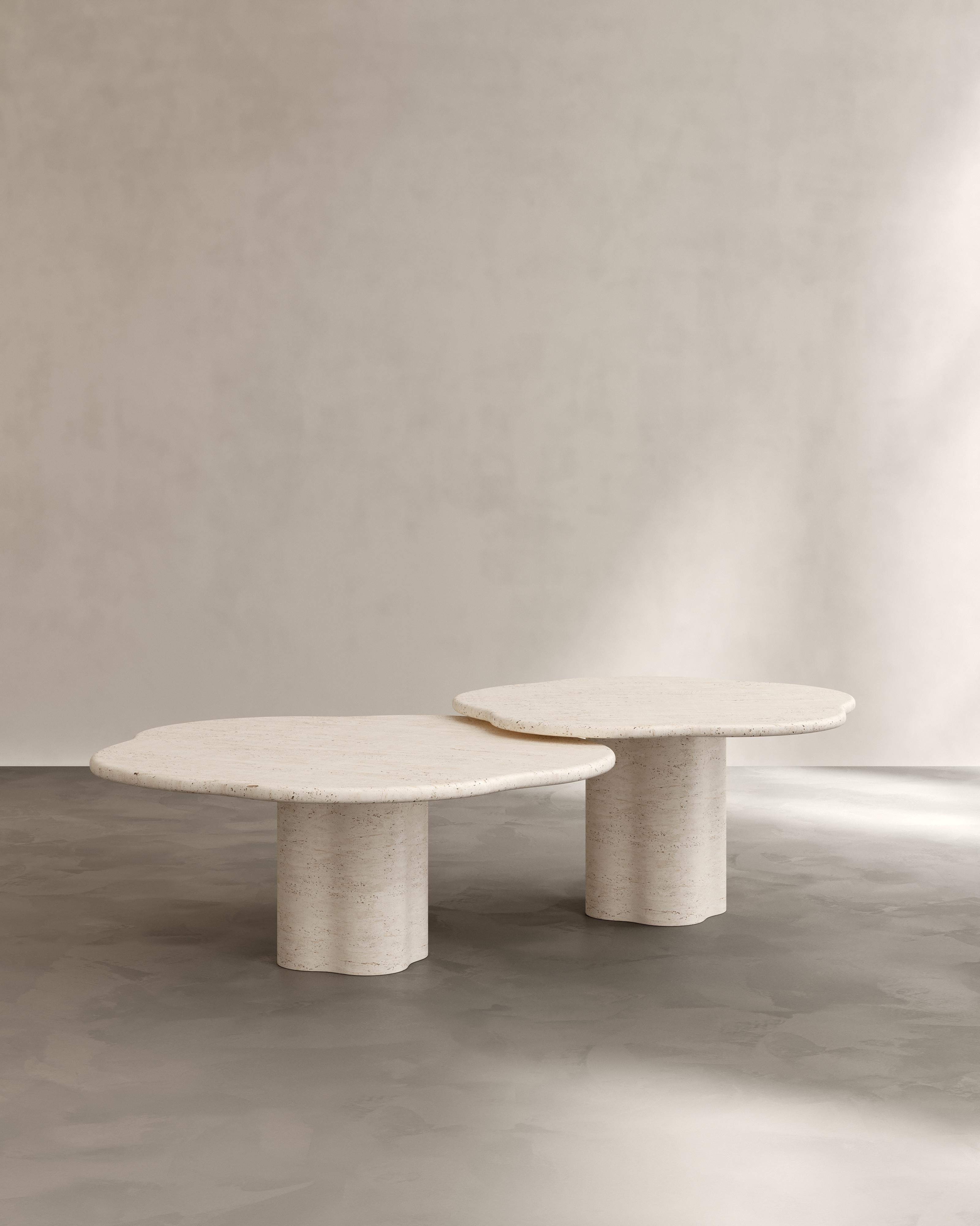 La Mesa baja Aire de Paloma Editions presenta una curvatura inspirada en pétalos flotantes tan ligeros como el aire. Un dúo de piezas se unen para superponerse e imbuir una sensación de movimiento elemental y organicismo. 

Grande H 35cm x Dia