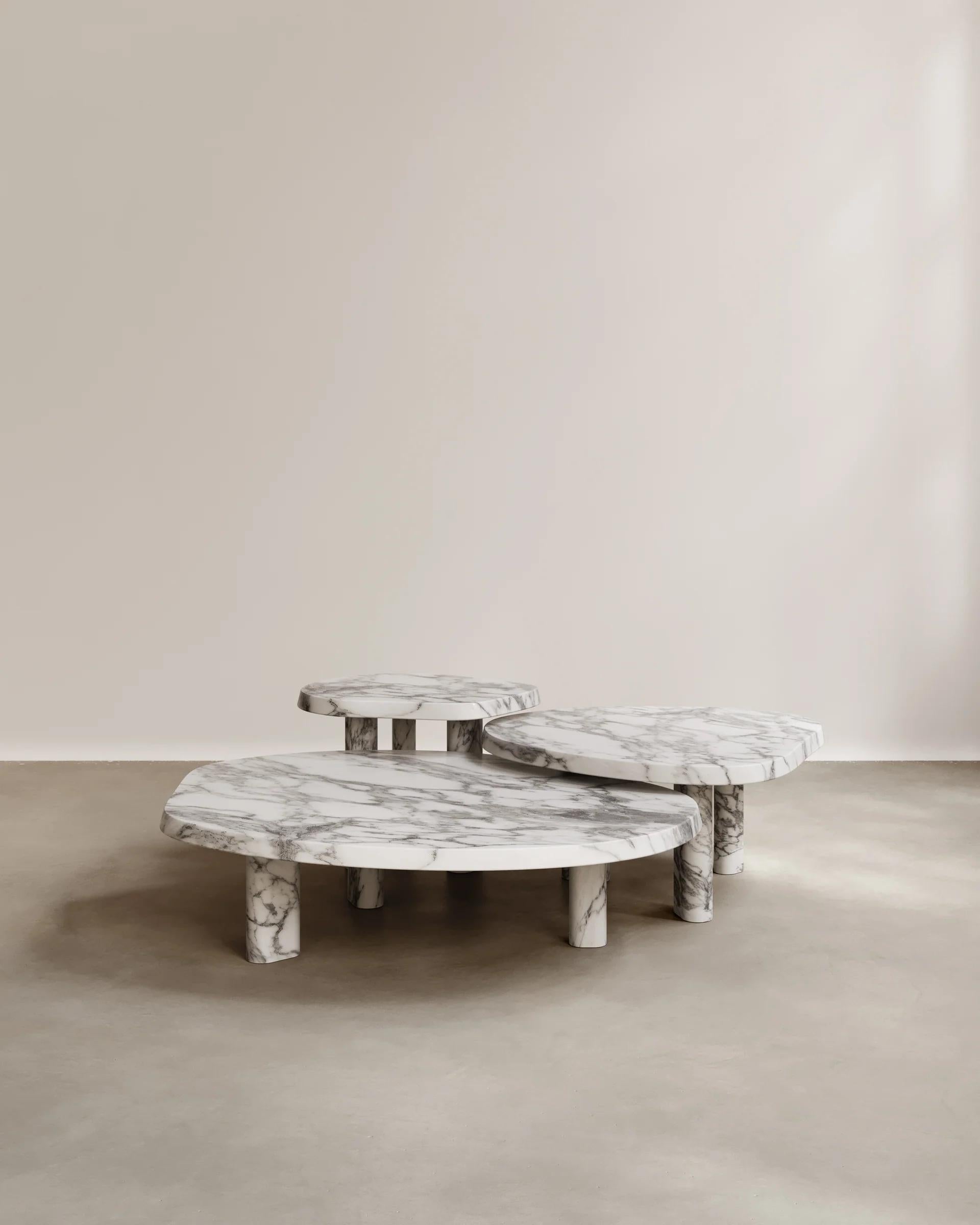 La Mesa de centro Constantin de Paloma Editions está esculpida en materiales nobles, y sus contornos sutilmente orgánicos recuerdan la costa de arena blanca de Australia. Los tres elementos entrelazados pueden anidarse como uno solo o disponerse por