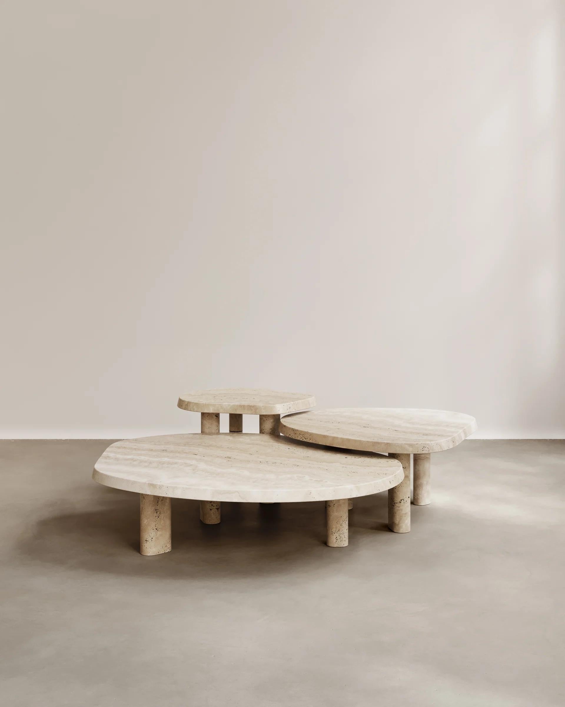 La Mesa de centro Constantin de Paloma Editions está esculpida en materiales nobles, y sus contornos sutilmente orgánicos recuerdan la costa de arena blanca de Australia. Los tres elementos entrelazados pueden anidarse como uno solo o disponerse por