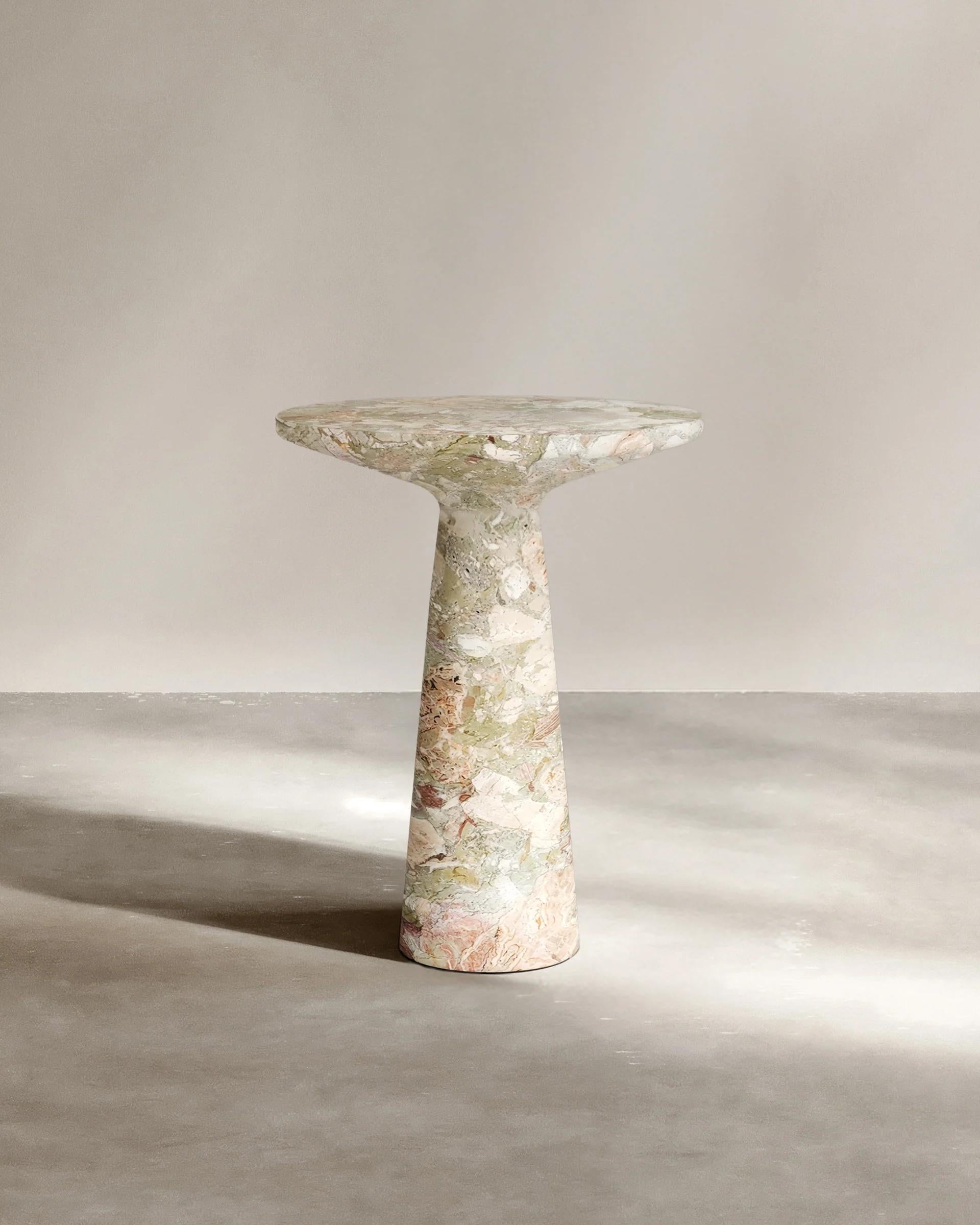 Paloma Editions präsentiert die Jude-Serie. Der Entwurf zielt darauf ab, eine klassische, romantische und zeitlose Silhouette zu modernisieren. Die aus einem einzigen Steinblock gefertigte Serie Jude zeichnet sich durch einen ausgestellten Sockel,