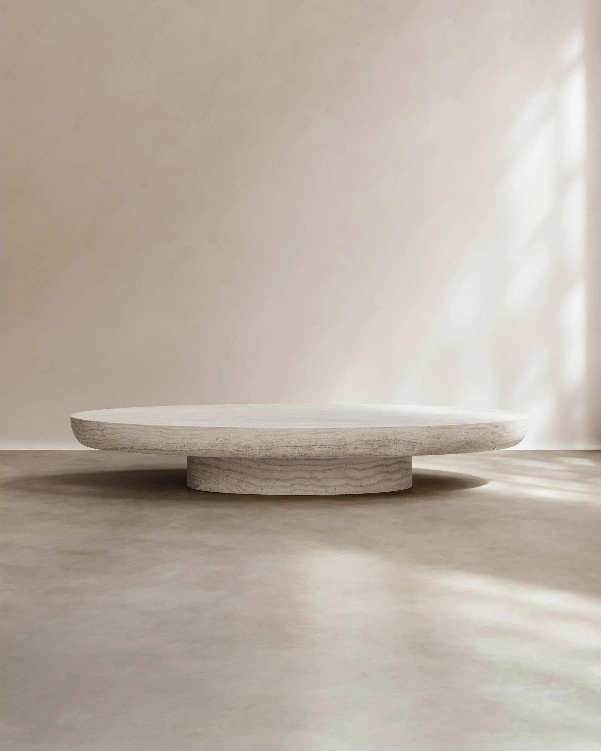 La table basse Kiss de Paloma Editions est fabriquée à la main en Italie. Une pièce ovale allongée, sculptée à partir d'une curation inimitable des plus belles pierres italiennes, directement à leur source d'extraction. Il tire son nom du Baiser de