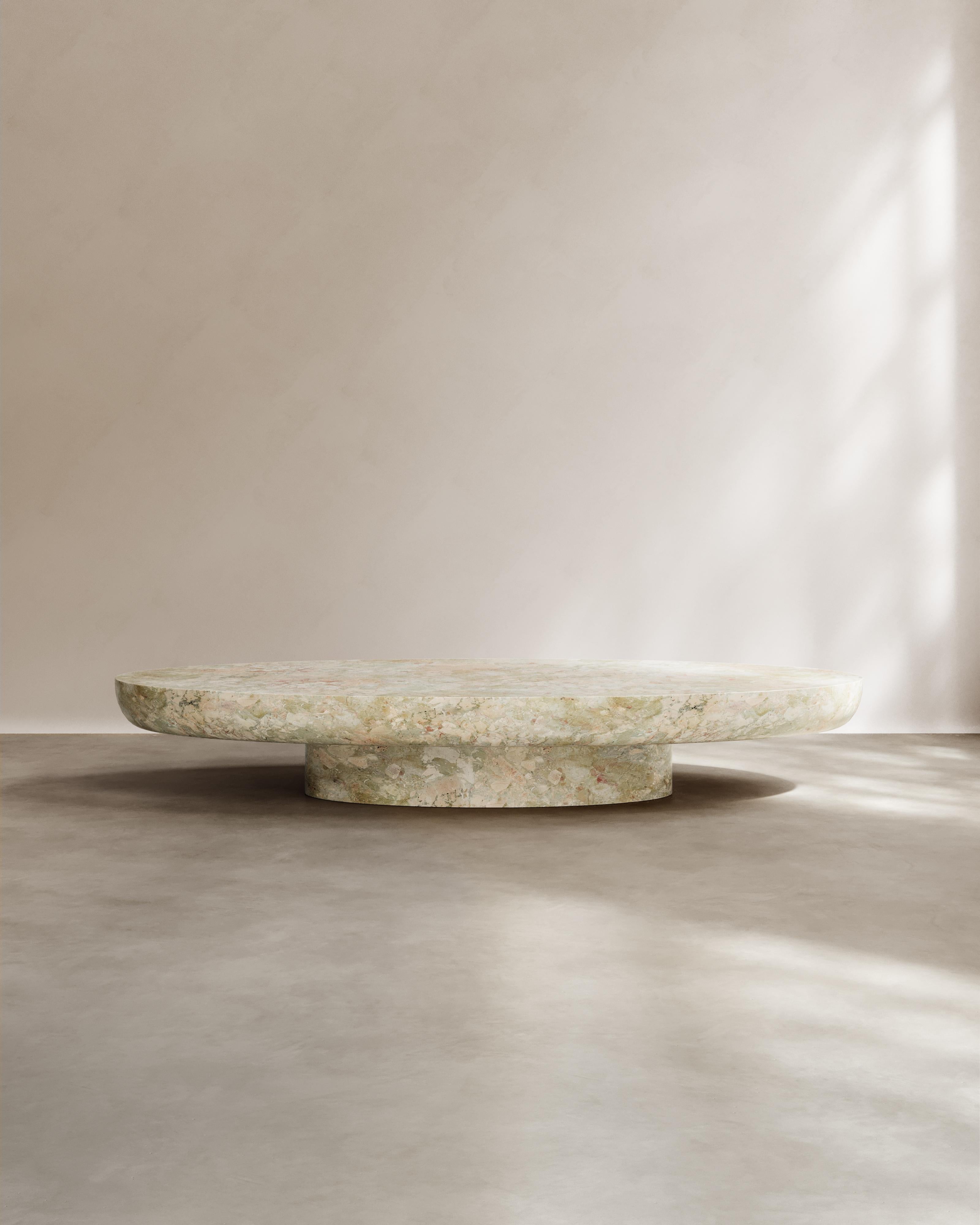 La table basse Kiss de Paloma Editions est fabriquée à la main en Italie. Une pièce ovale allongée, sculptée à partir d'une curation inimitable des plus belles pierres italiennes, directement à leur source d'extraction. Il tire son nom du Baiser de