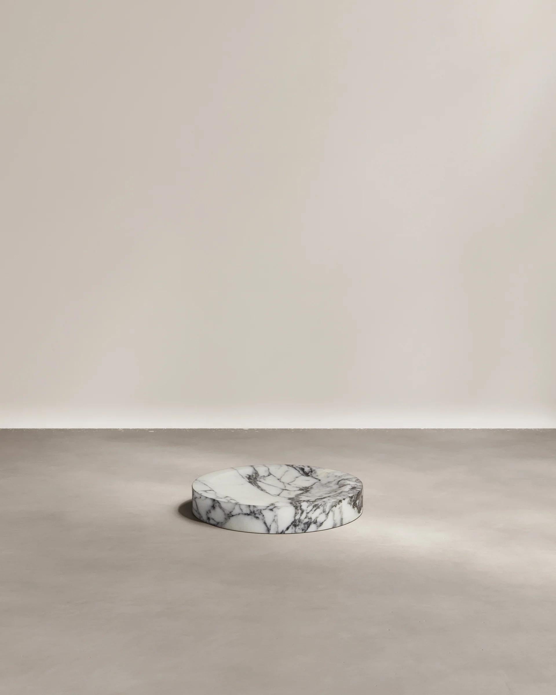 Der Levitation Tafelaufsatz von Paloma Editions wird in Italien von Hand geschnitzt und ist großzügig proportioniert. Er bietet eine einzigartige Wölbung mit einer Schattenlinie, die seiner substanziellen Form einen schwebenden Effekt