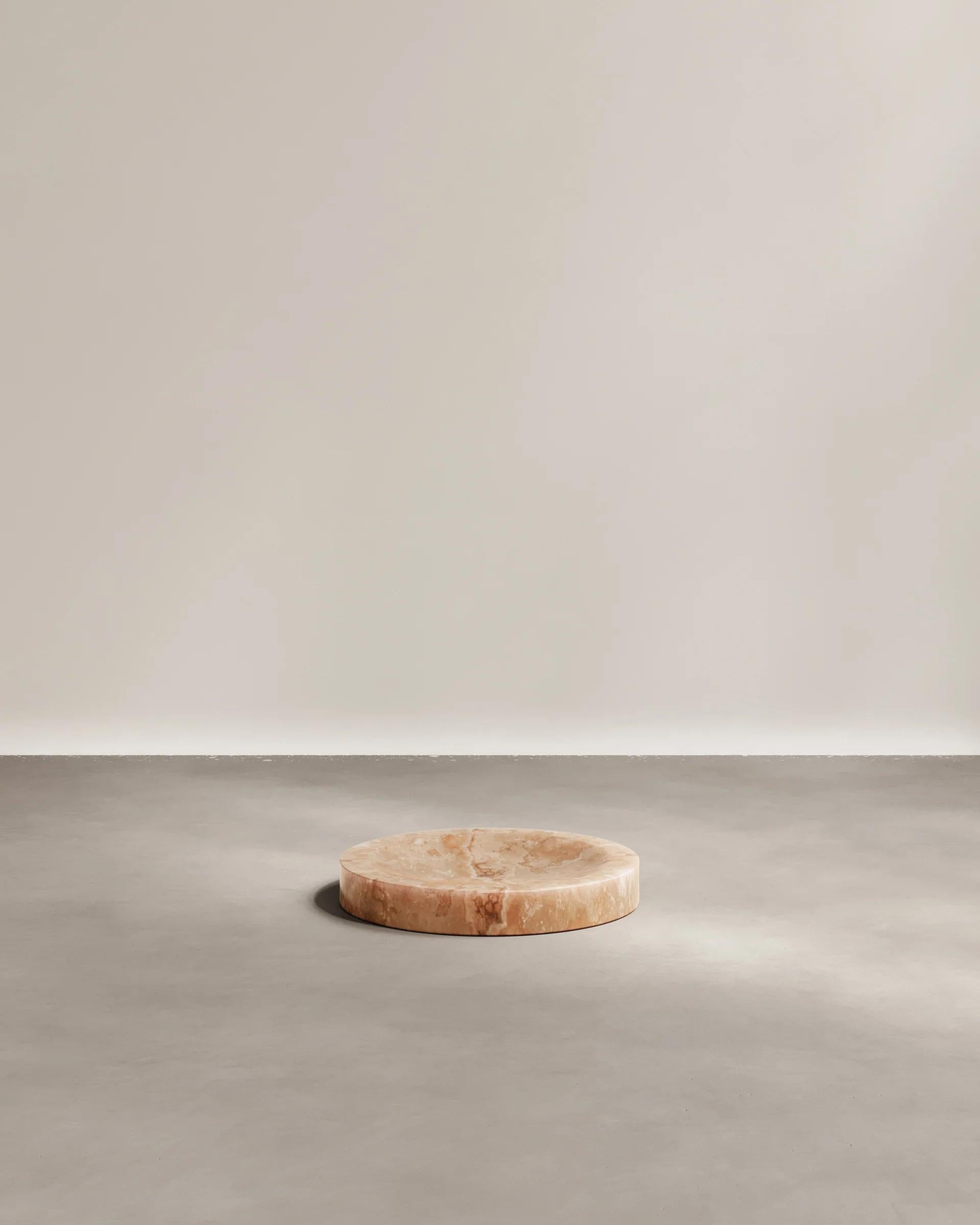 Le centre de table Levitation de Paloma Editions est sculpté à la main en Italie et est amplement proportionné, offrant une concavité singulière avec une ligne d'ombre qui confère un effet de flottement à sa forme substantielle.

Sculptée à la main