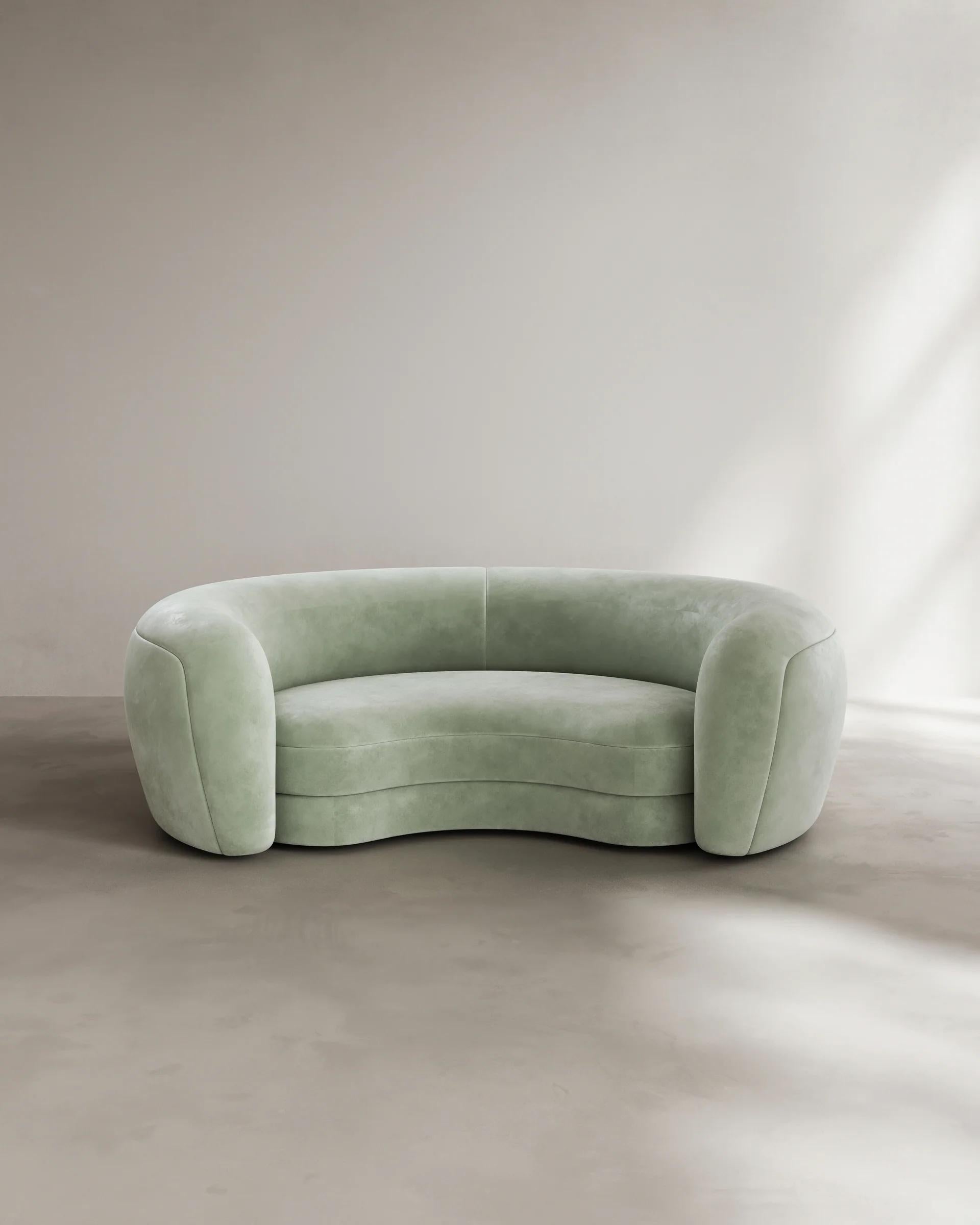 Conçu pour un repos sans hâte, le canapé Palace I associe un vaste siège de salon à des accoudoirs surdimensionnés qui s'enroulent en une courbe continue, créant ainsi un coin abrité pour la lecture, le repos et la dolce far niente. En référence aux
