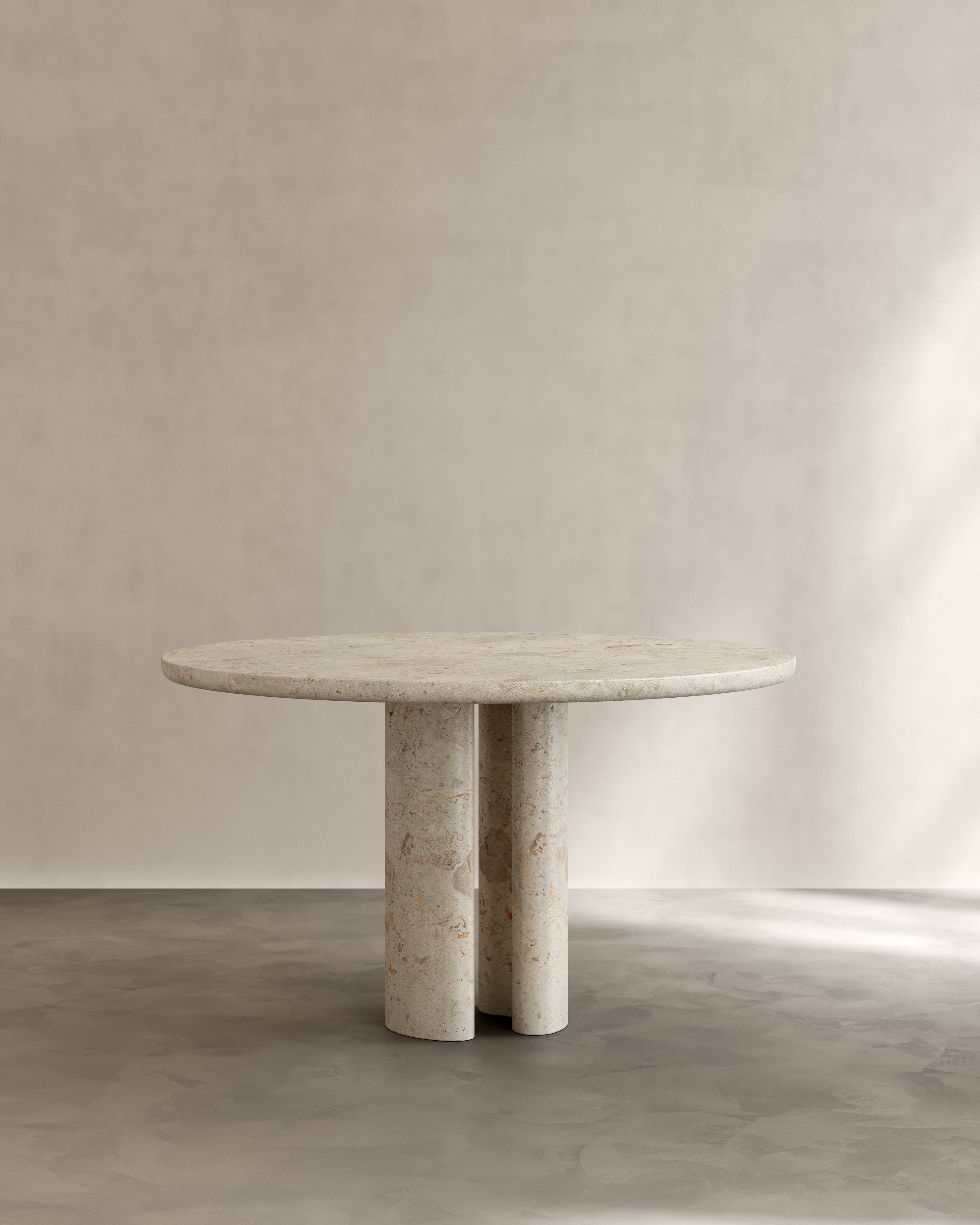 La Mesa de comedor romana I de Paloma Editions está hecha a mano en Italia.  Basándonos en generaciones de maestros canteros que transforman materiales de origen ético en formas duraderas, guiados por nuestros exigentes estándares. 

Nuestro taller