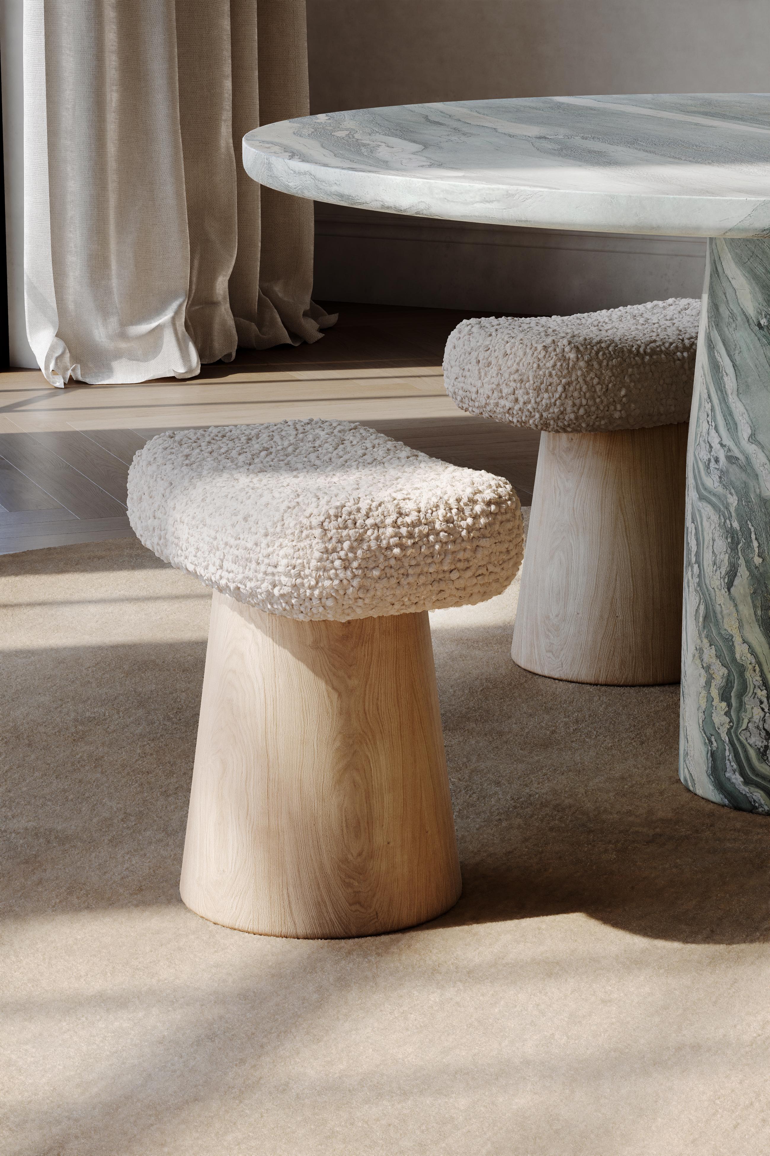 italien Paloma Editions Set of 4 Artisan Stool Shearling naturel rasé et Oak Oak français en vente