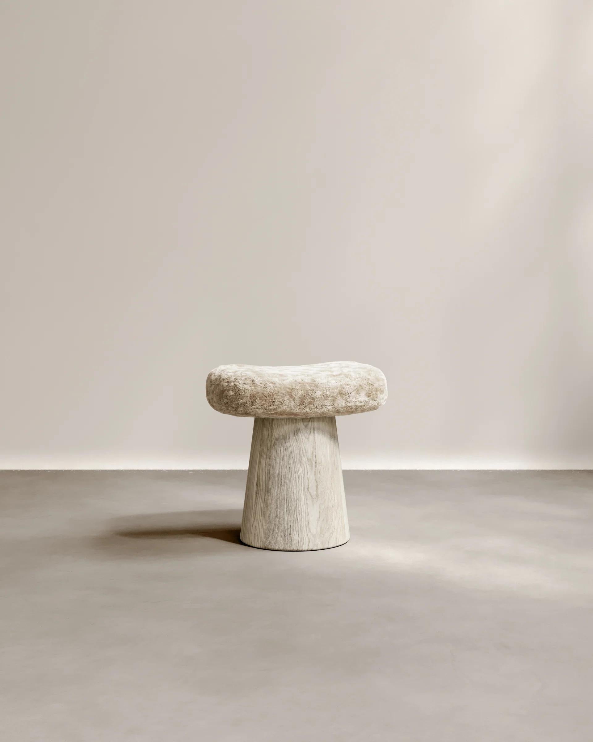 XXIe siècle et contemporain Paloma Editions Set of 4 Artisan Stool Shearling naturel rasé et Oak Oak français en vente