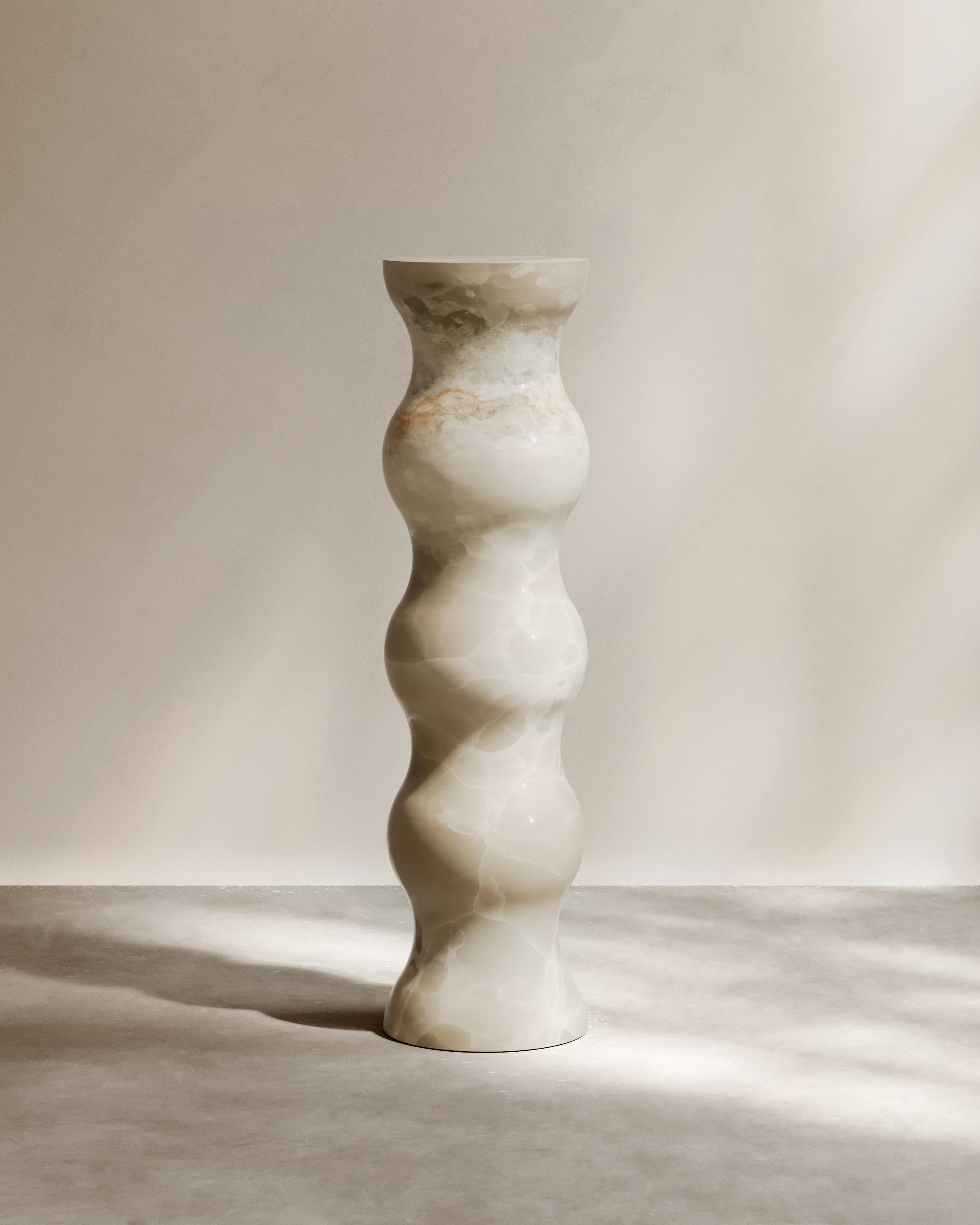 Le Water Pedestal de Paloma Editions est fabriqué à la main en Italie et s'inspire d'une vie pleine d'entrain rythmée par les marées de l'océan. Dotée d'une touche de poésie, de liberté et de fantaisie, cette pièce se déploie comme la grande bleue