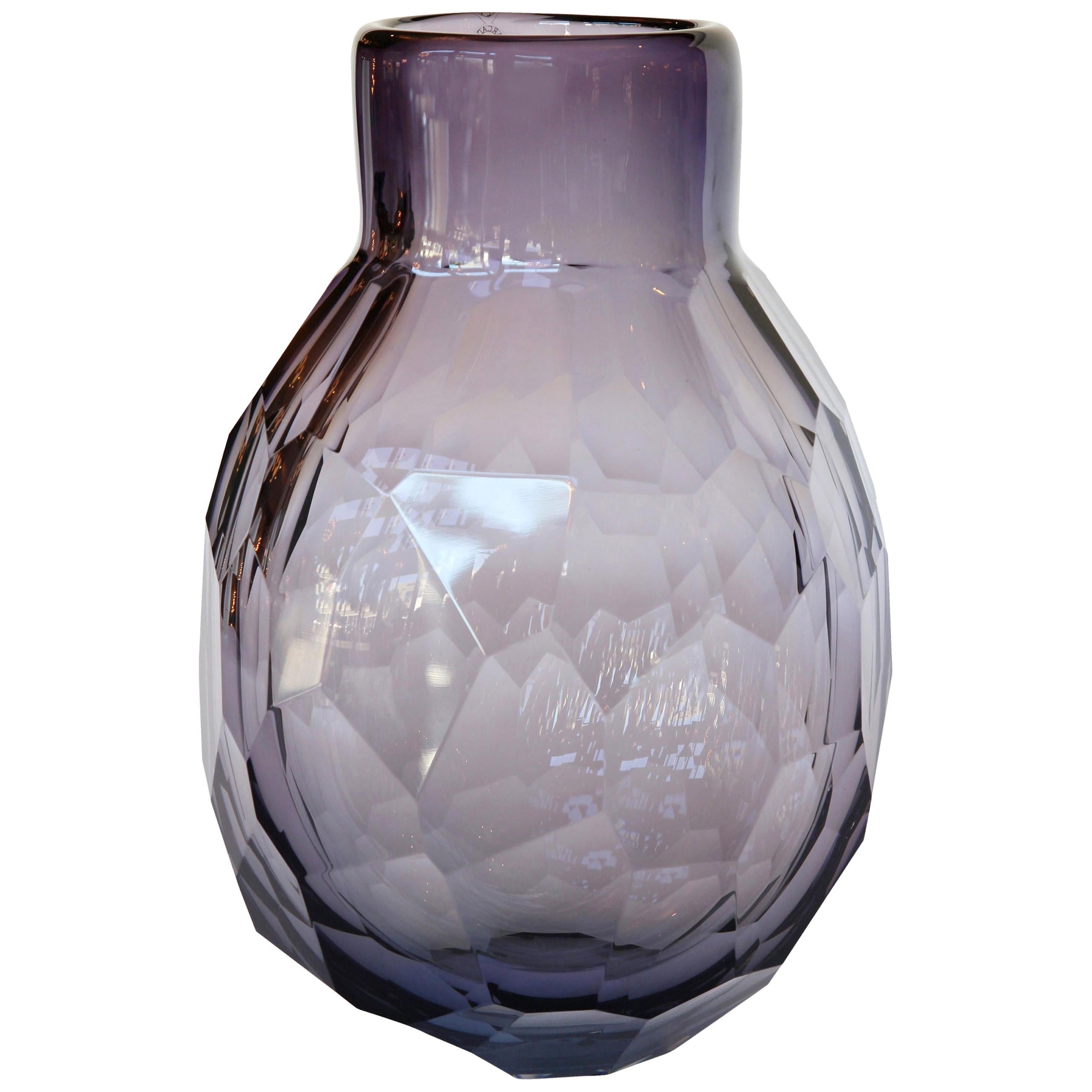 Vase Paloma en verre à facettes de Murano, présenté en améthyste et gris, disponible uniquement en gris.