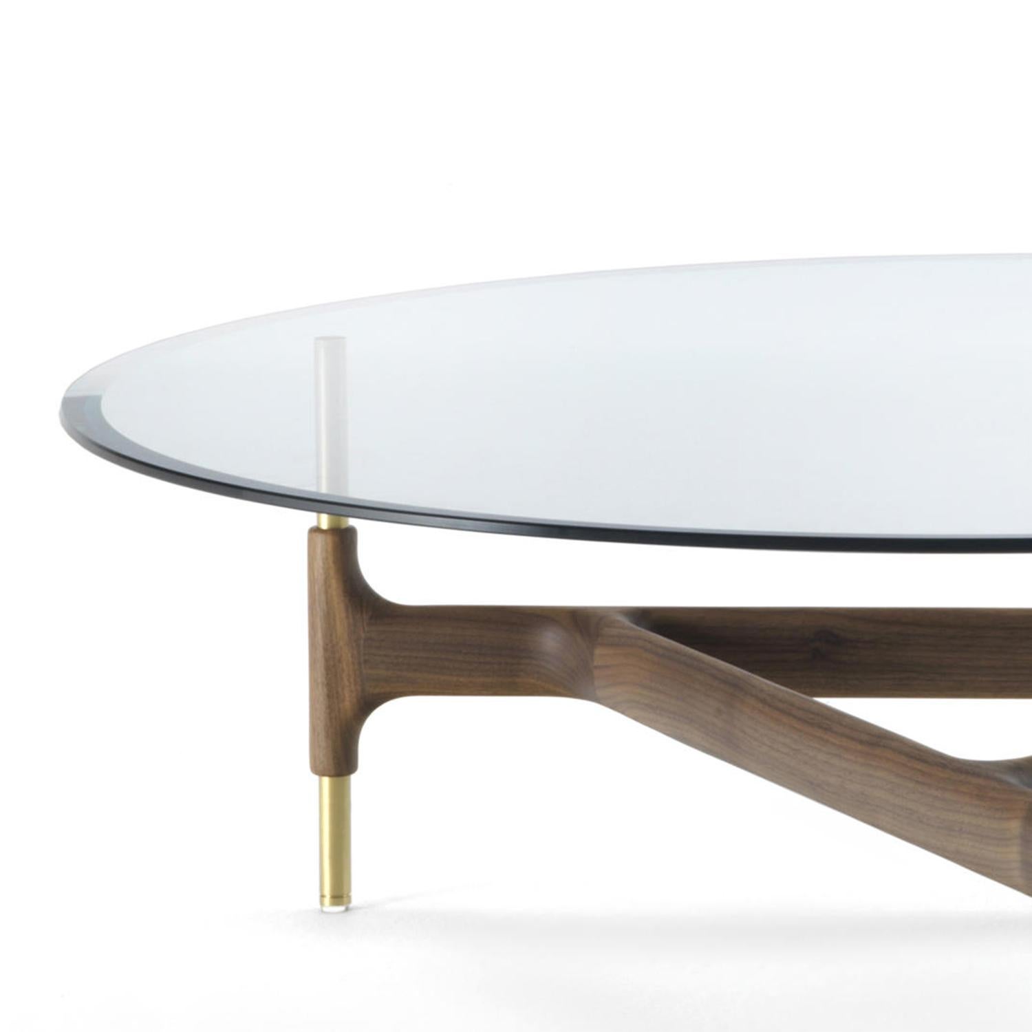 Mesa de centro de cristal paloma artesanal
Base de nogal macizo con patas de acero en acabado latón.
Con tapa de cristal transparente templado biselado, 12 mm
espesor.