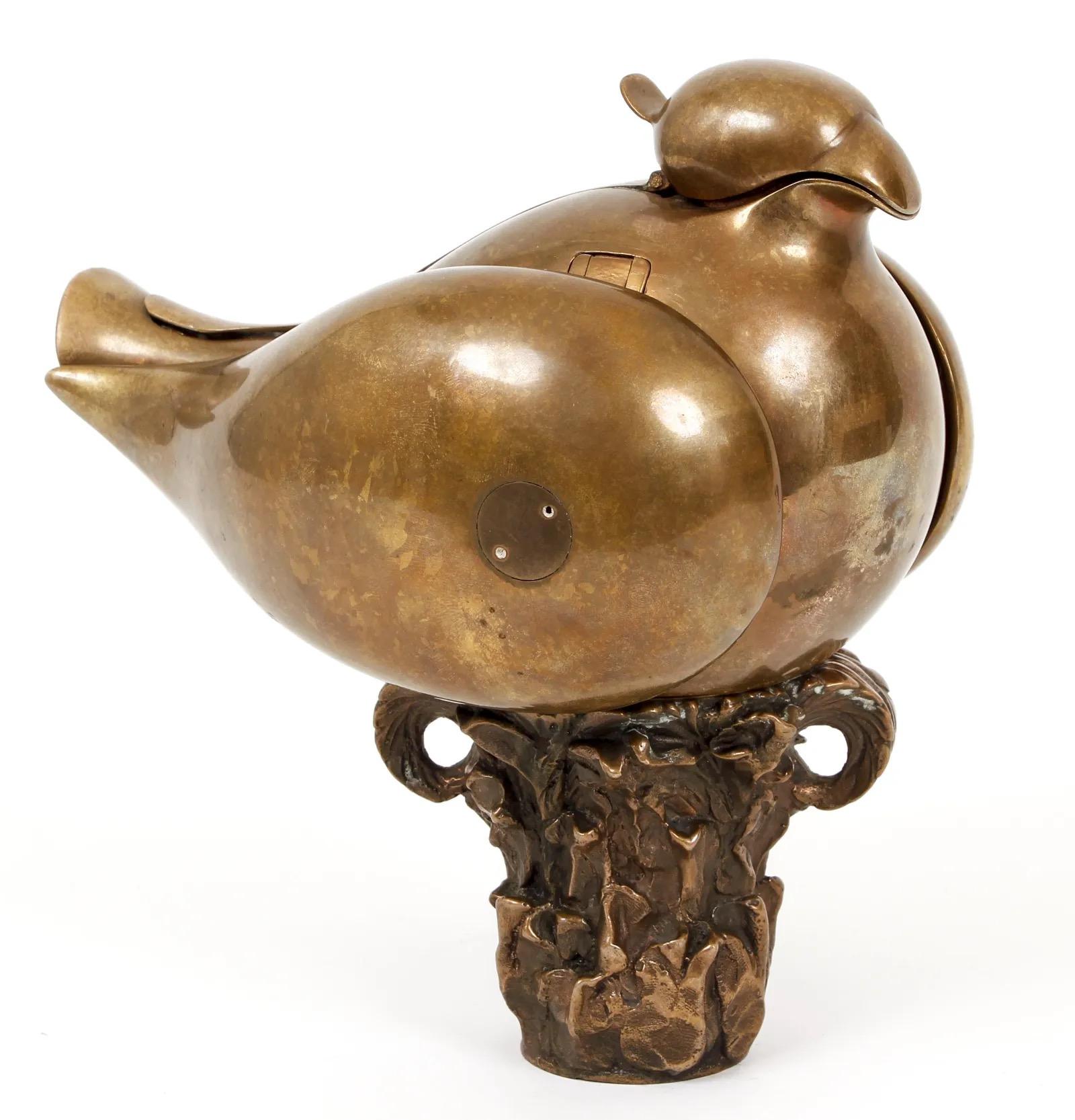 Teekanne Paloma jet (Taube) von Miguel Berrocal (Spanier, 1933-2006) aus dem Jahr 1976. Das Stück ist aus Bronze mit originalem Messingsockel und geätzter Künstlersignatur am Schwanz, voll ausziehbar.
       