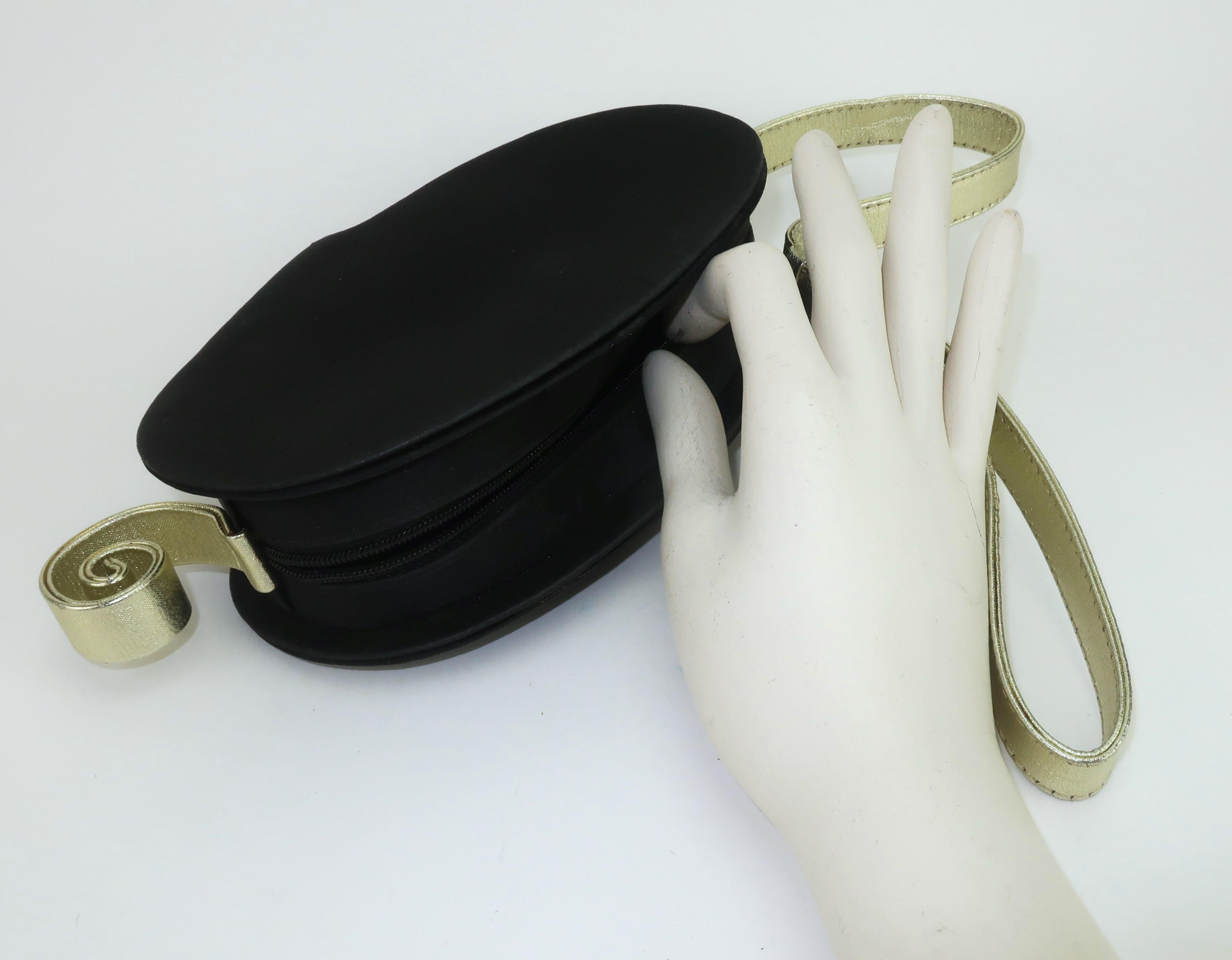 PALOMA PICASSO Bolso de noche de satén negro y dorado estilo Art Déco en venta 9