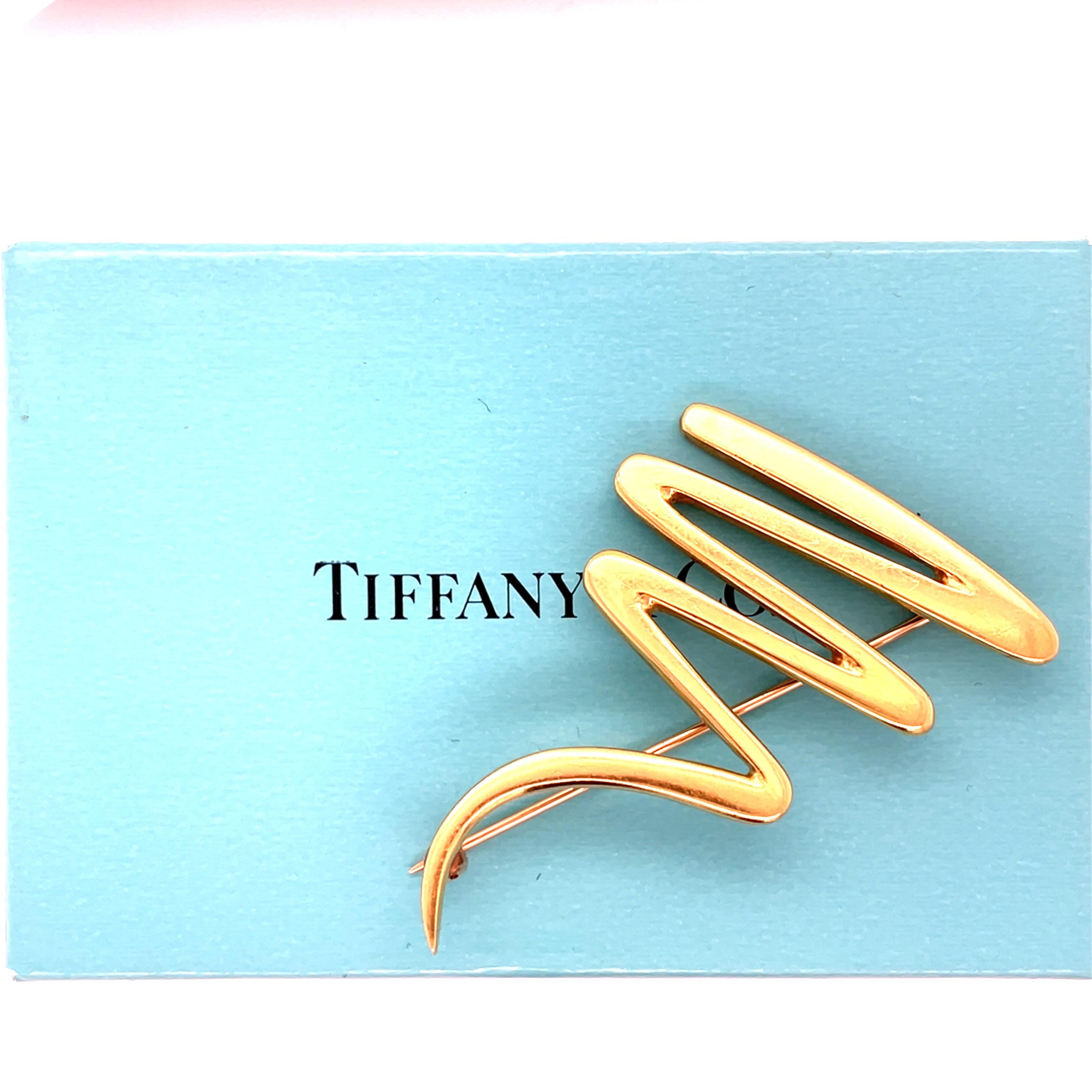 Diese klassische Brosche, die von Paloma Picasso für Tiffany and Co. entworfen wurde, zeichnet sich durch eine lustige Zickzackform und eine hochglanzpolierte Goldoberfläche aus.

Begleitet von einer Tiffany & Co. Box und einem Etui.

MATERIAL: 18
