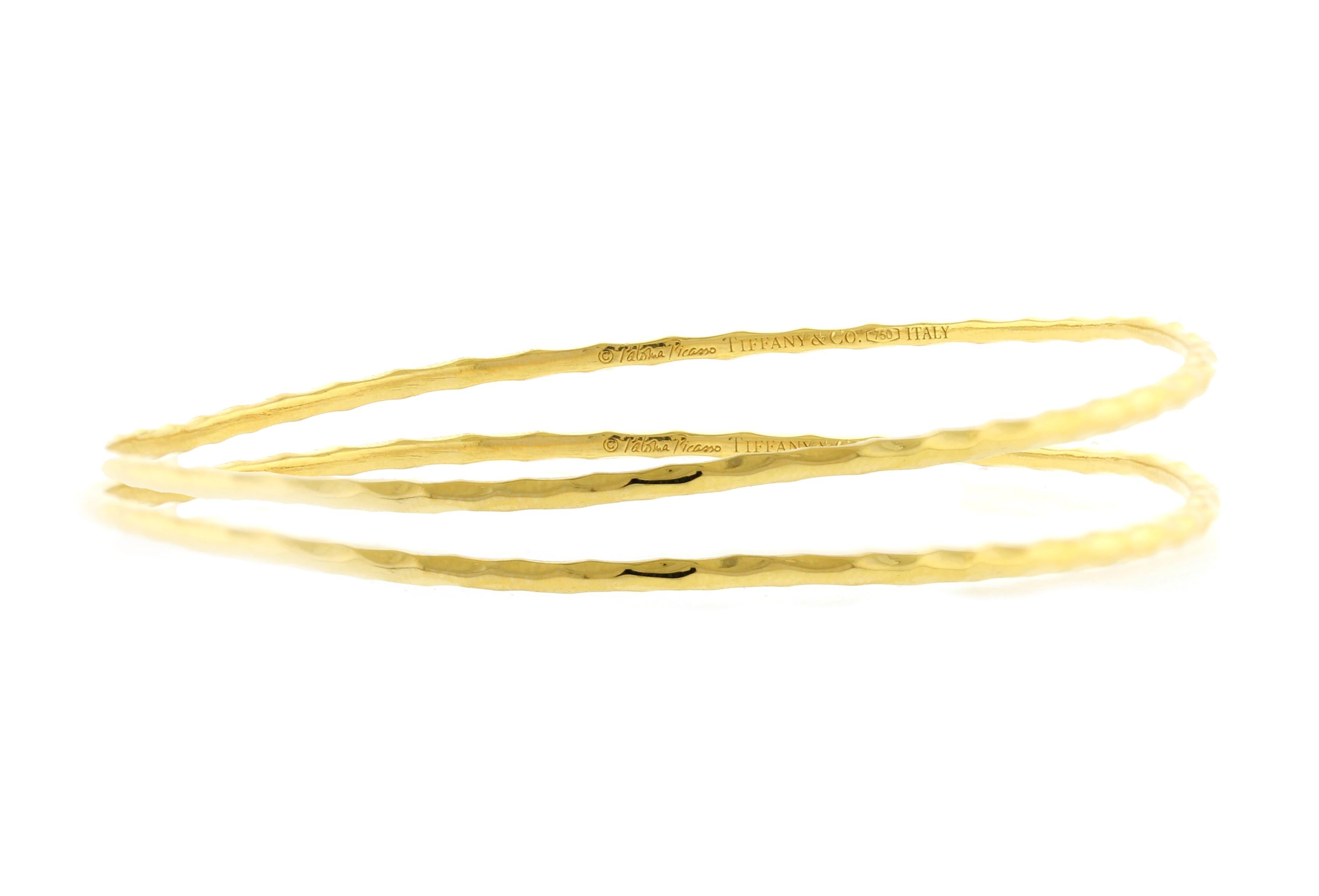 Die Designerin Paloma Picasso hat diese Armreifen für Tiffany & Co entworfen.
- • Metall: 18kt Gelbgold
- • Circa: 1990er Jahre
- • Abmessungen: 2 3/8 Umfang
- • Verpackung: Tiffany-Beutel
- • Zustand: Ausgezeichneter Condit