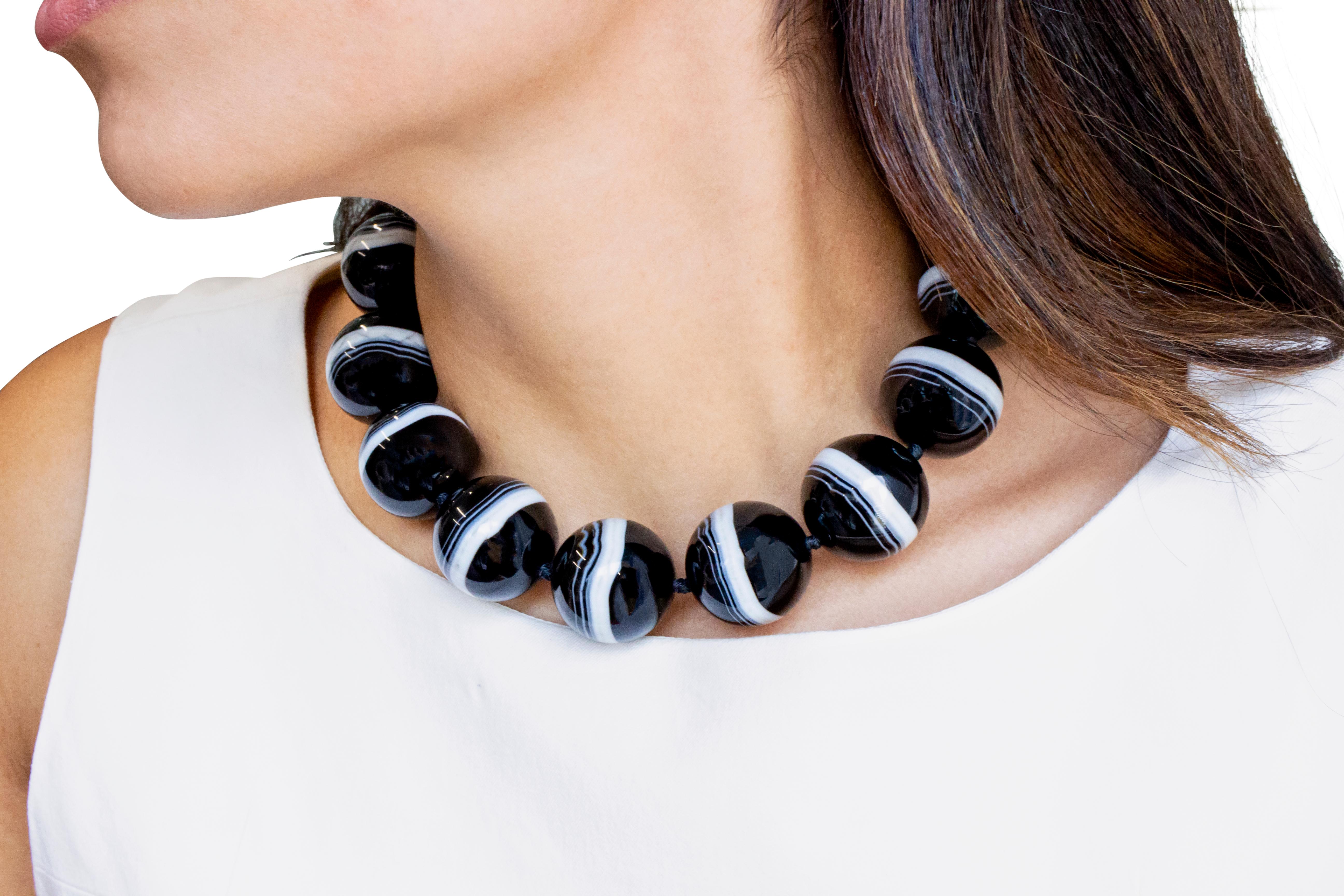 Comprising fourteen very large black and white banded agate beads, joined to a sterling silver twin hoop clasp, signed Tiffany & Co., Paloma Picasso, length 17 1/4 inches. Iris Apfel style.

Weight: 344.9 grams
Dimensions: bead diameter 25.2-26.6