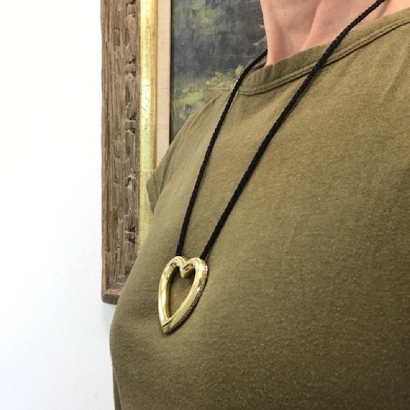 Paloma Picasso for Tiffany & Co. Collar corazón de oro de 18 quilates, con diamantes y cordón de seda.
Atrevido y escultural, este colgante vintage de Paloma Picasso destaca sin esforzarse demasiado. La forma de corazón abierto, de oro amarillo de