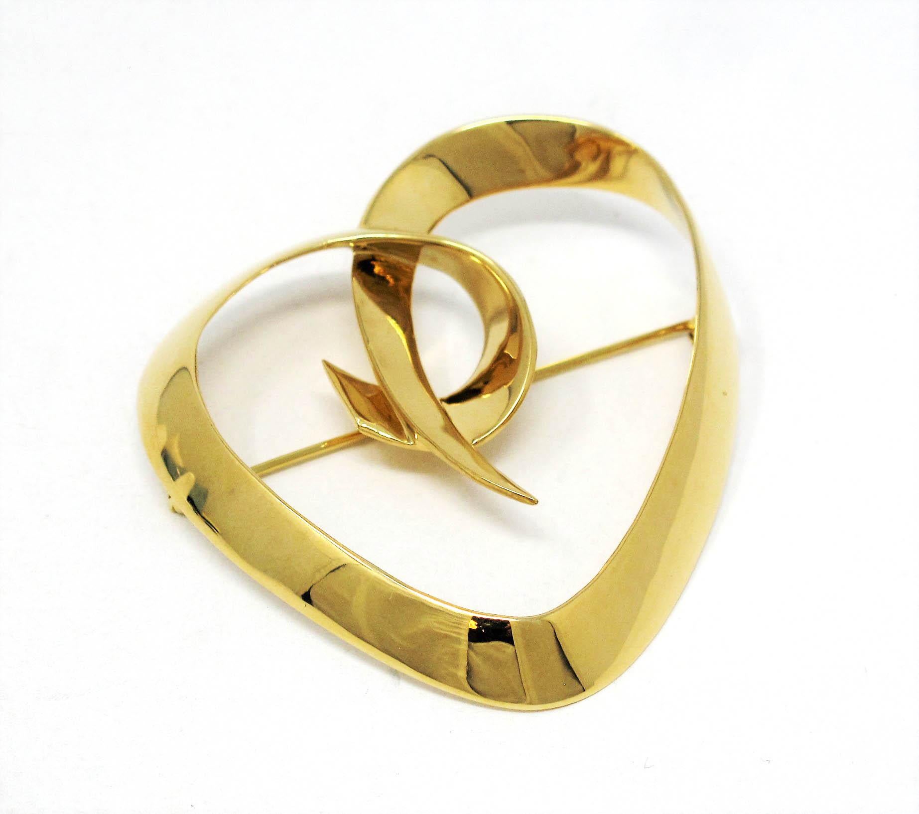 Bold, contemporary 18 karat gold open heart brooch designed by Paloma Picasso for Tiffany & Co.. This simple yet elegant piece boasts style and femininity and is sure to elevate any item it is paired with. 

This beautiful brooch is made of solid 18