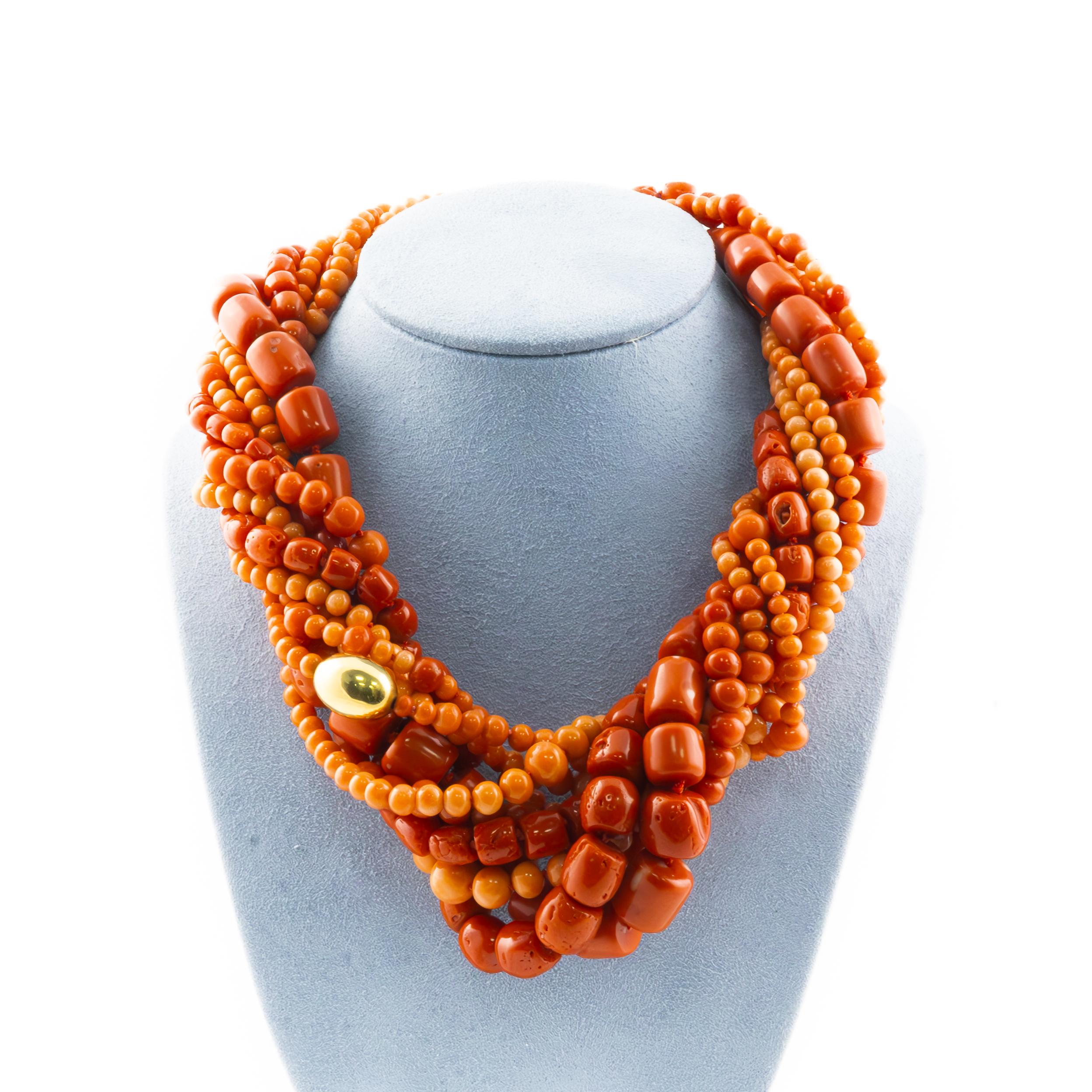 Ce superbe collier multibrins, conçu par Paloma Picasso pour Tiffany & Co, présente neuf luxueux fils de perles de corail, artistiquement disposés en torsade. Les brins sont fixés par un élégant fermoir en or 18k, ajoutant une touche de